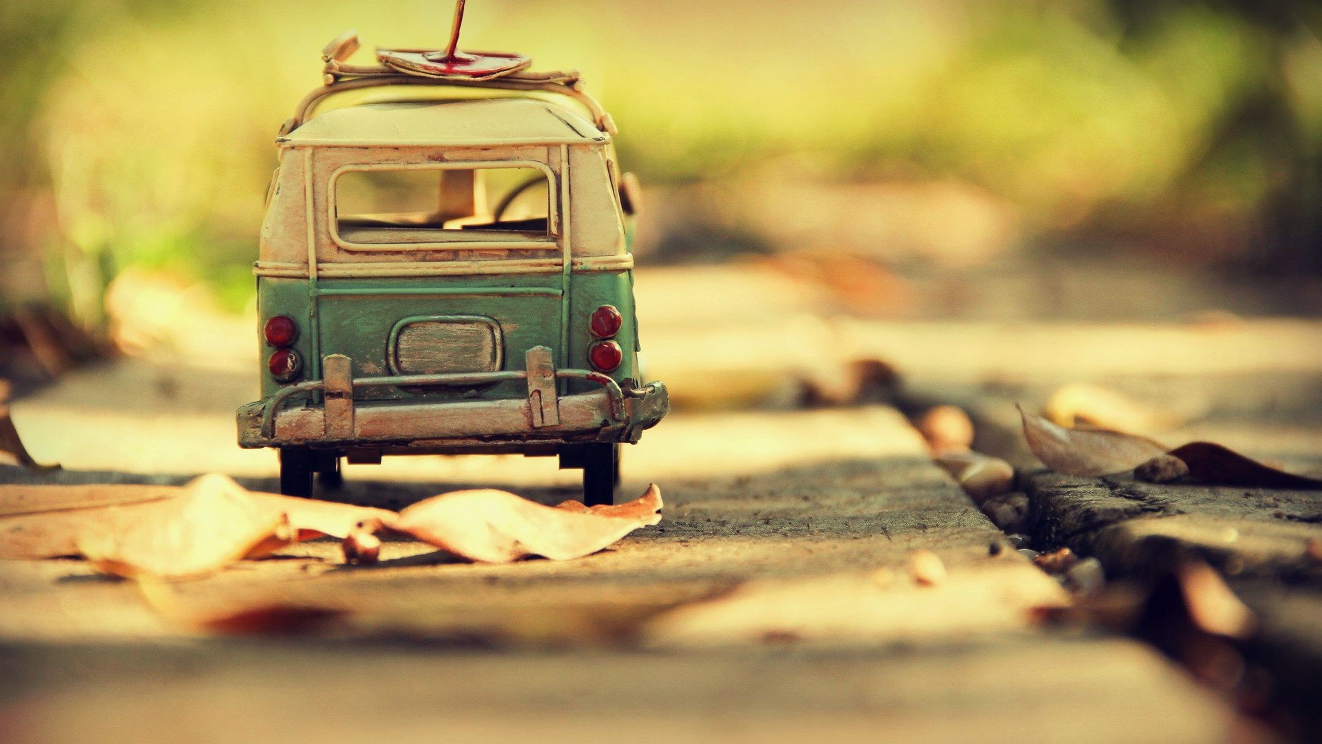 Volkswagen Type 2, Furgoncino giocattolo, Foglie secche, Bokeh, Full HD, sfondo desktop