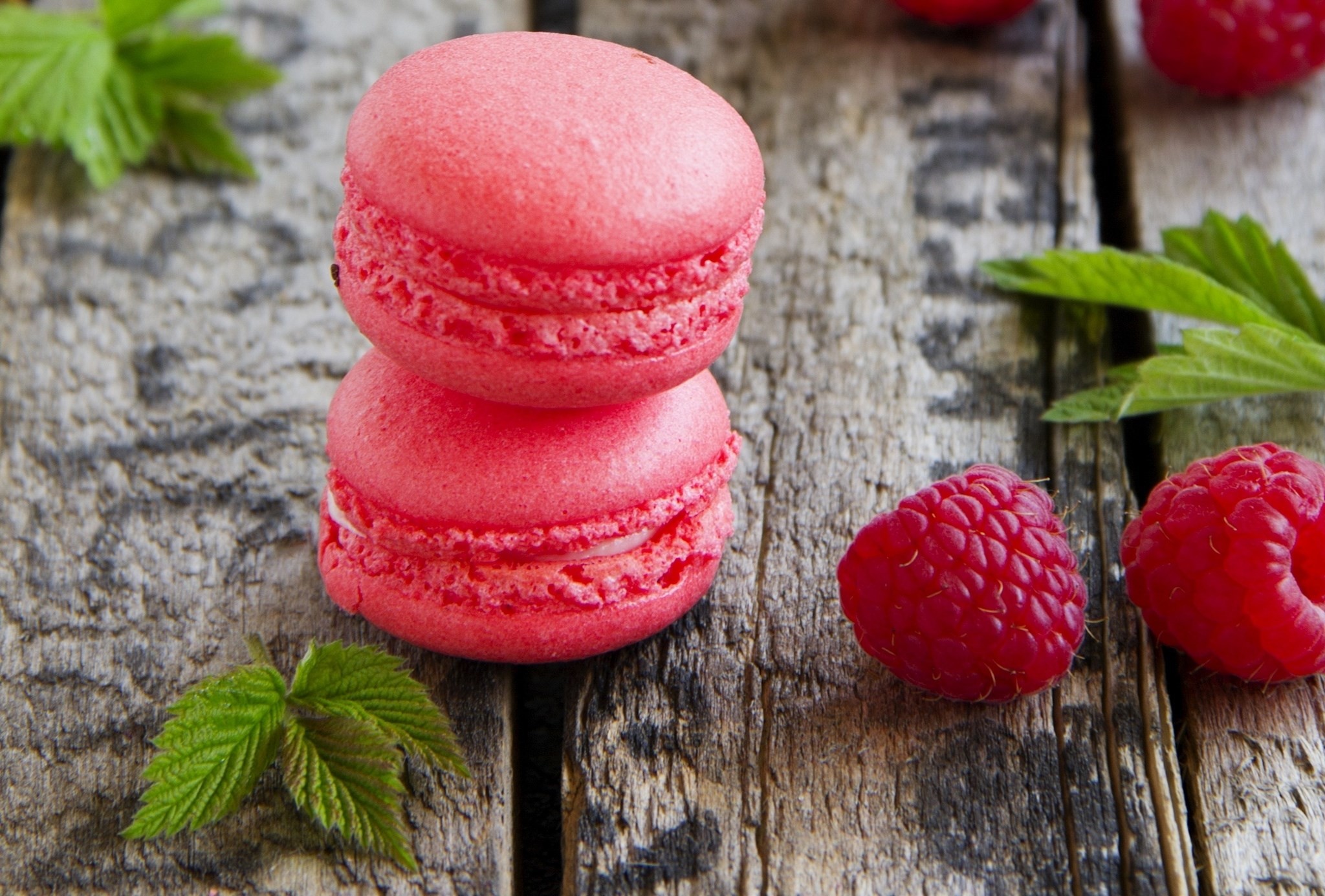 Macarons ai lamponi, Lamponi, Legno, Rosso, Full HD, sfondo per portatile