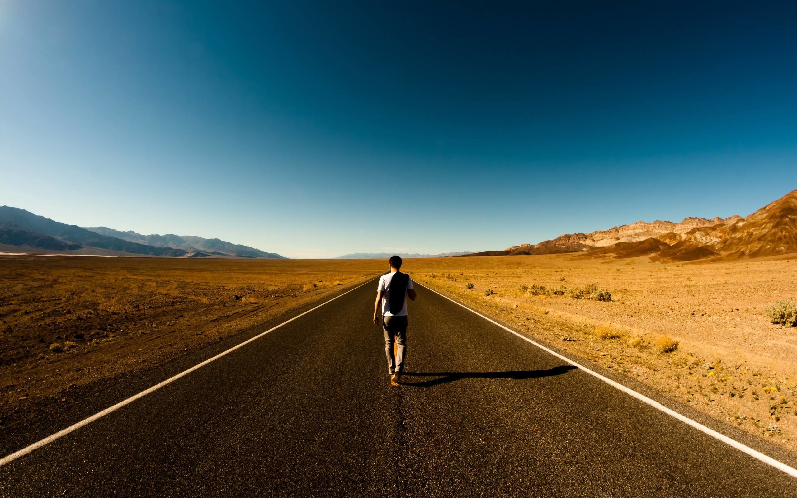 Strada nel deserto, Viandante, Death Valley, Cielo blu, Prospettiva, sfondo MacBook Air