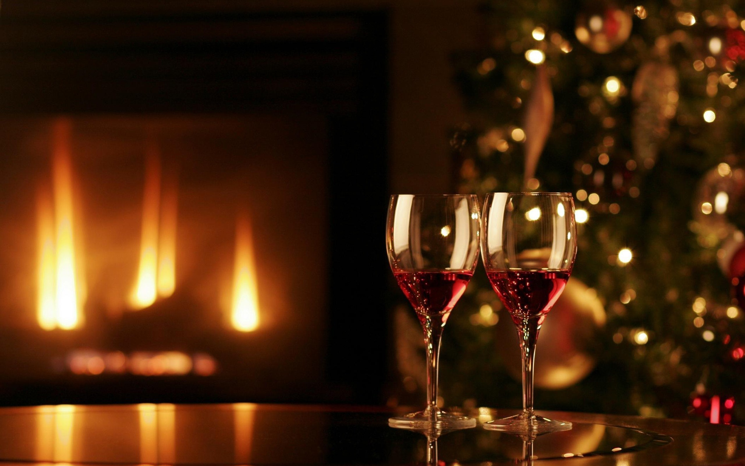 Calici di vino rosso, Camino, Natale, Atmosfera accogliente, 2560x1600, immagine di sfondo