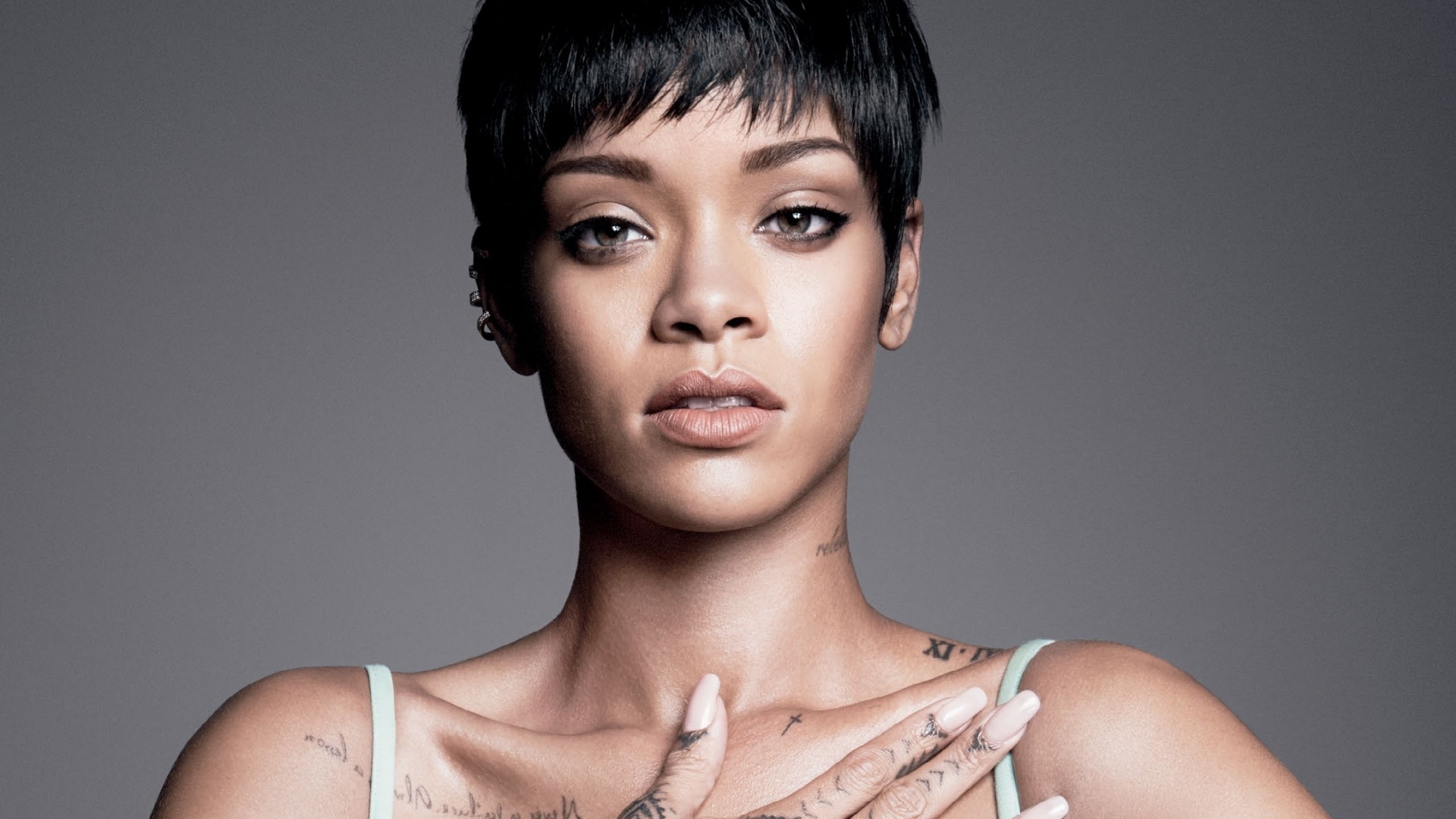 Rihanna, Capelli corti, Ritratto, Sfondo grigio, 16:9 2K, wallpaper widescreen
