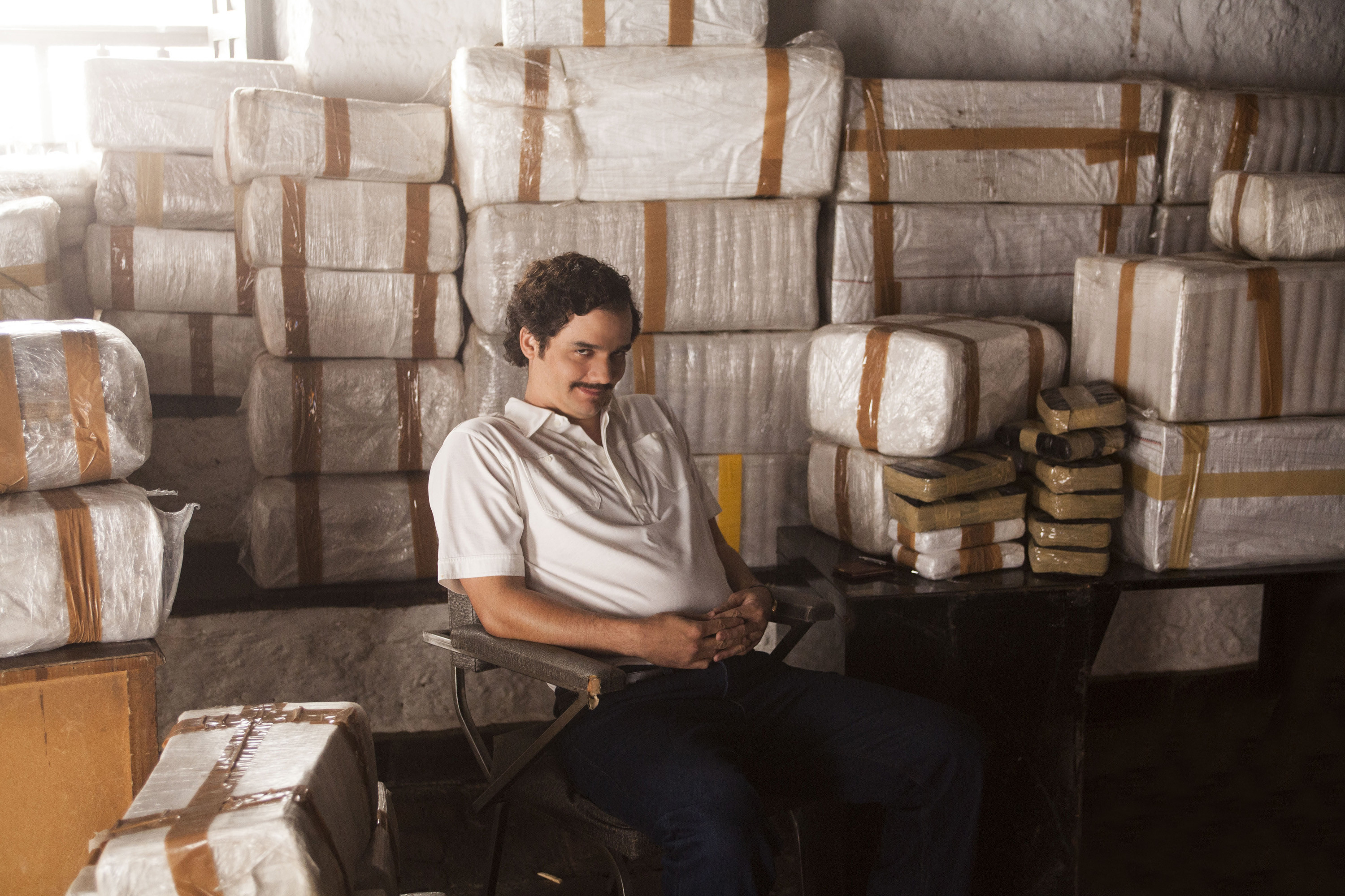 Pablo Escobar, Wagner Moura, Narcos, Magazzino, Pacchi, 2K, sfondo Windows 11