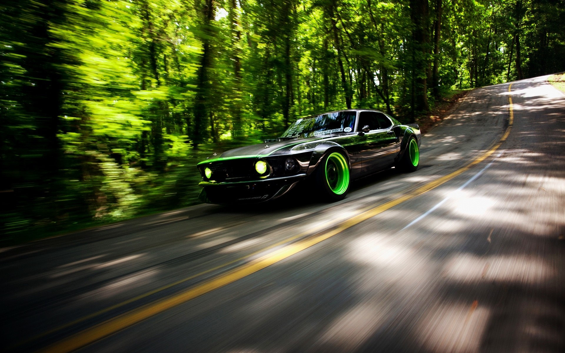 Ford Mustang, Muscle car, Strada nel bosco, Mosso, 16:10 Full HD, sfondo widescreen