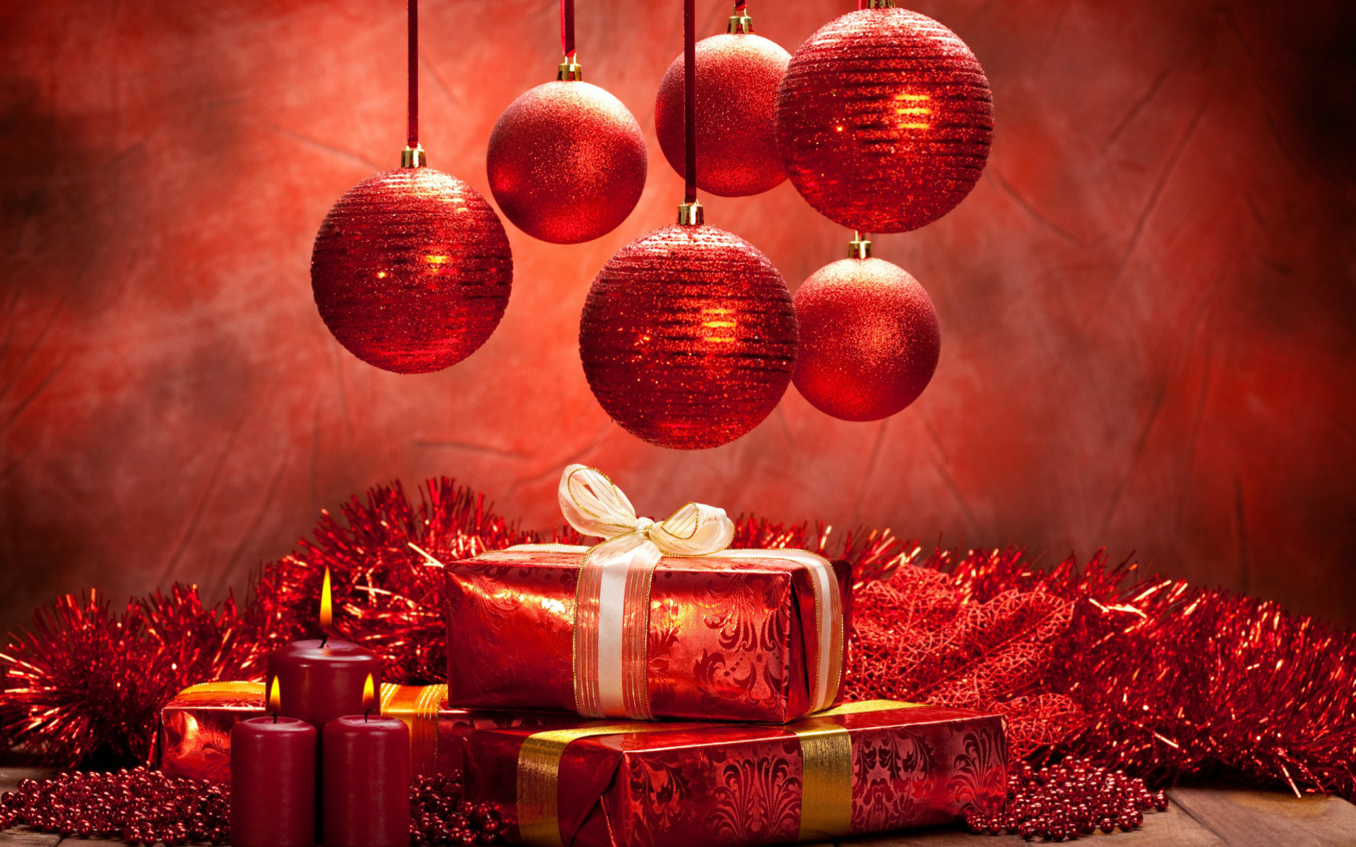 Palline rosse, Regali, Candele, Festoni, Rosso, Full HD, sfondo Windows 11