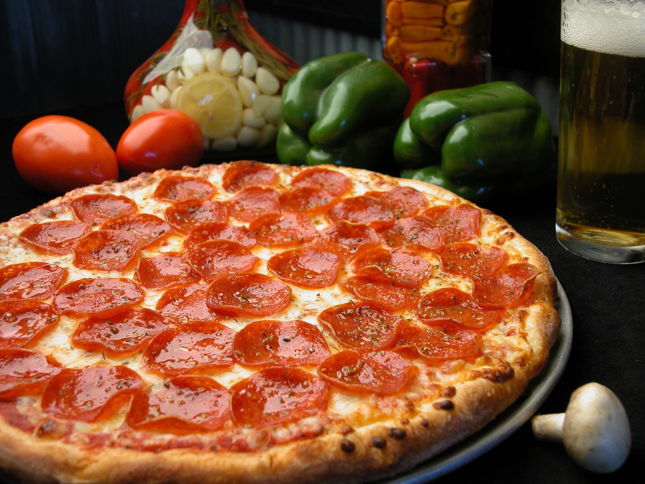 Pizza al salame piccante, Pepperoni, Birra, Peperoni, sfondo per iPad e tablet