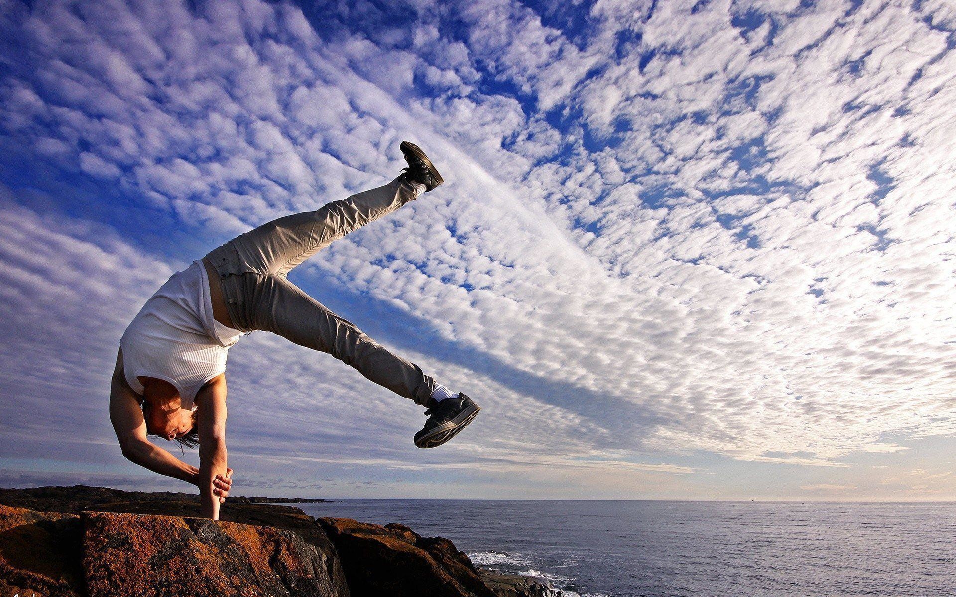 Parkour, Acrobazia, Cielo nuvoloso, Mare, Full HD, wallpaper desktop