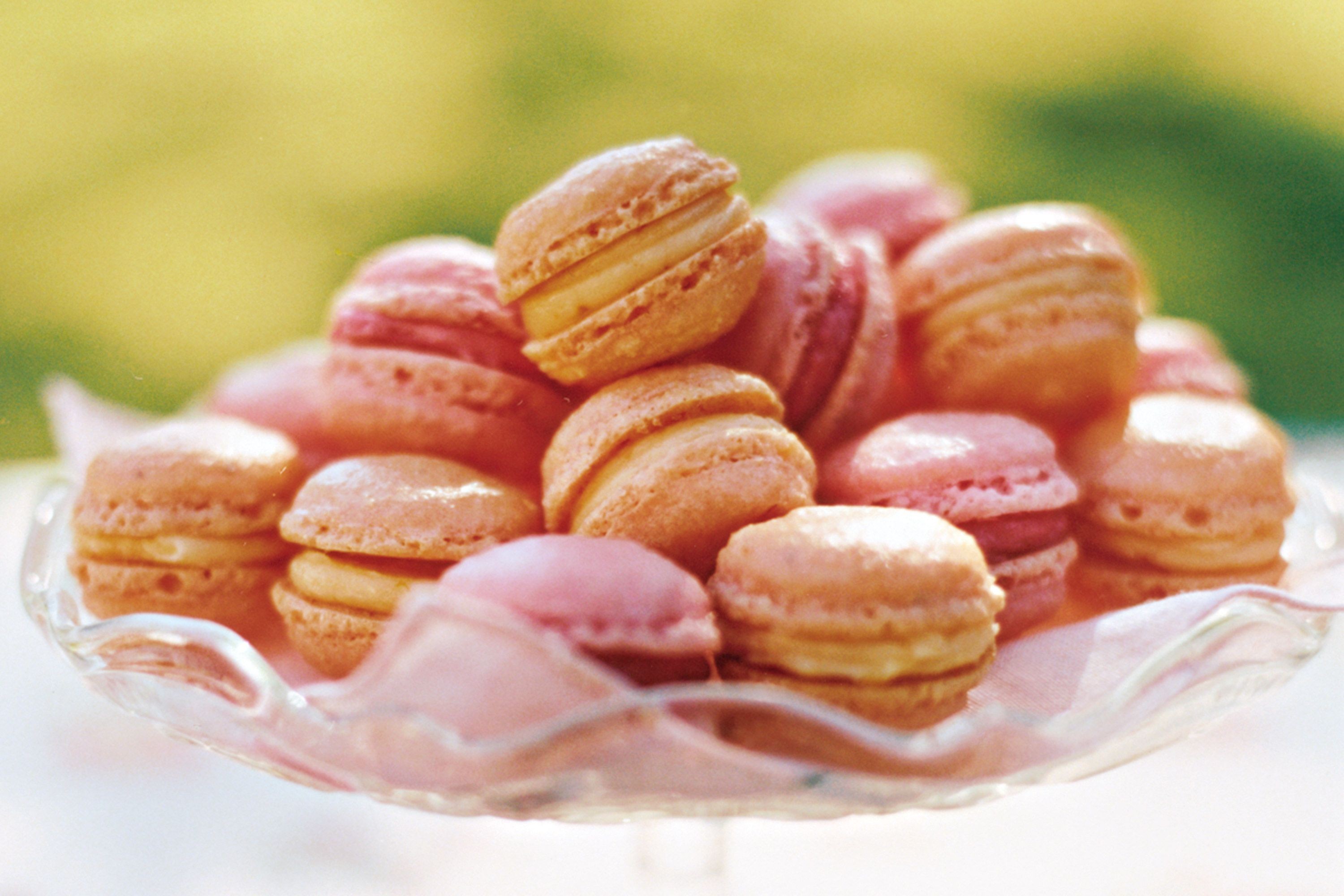 Macarons, Alzata di vetro, Rosa pastello, Dolci francesi, sfondo iPhone