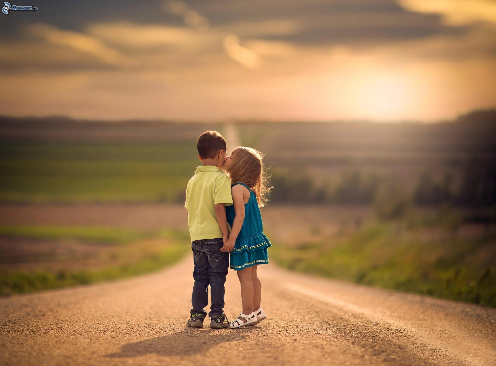 Bambini, Bacio, Strada sterrata, Tramonto, Tenerezza, Full HD, sfondo desktop