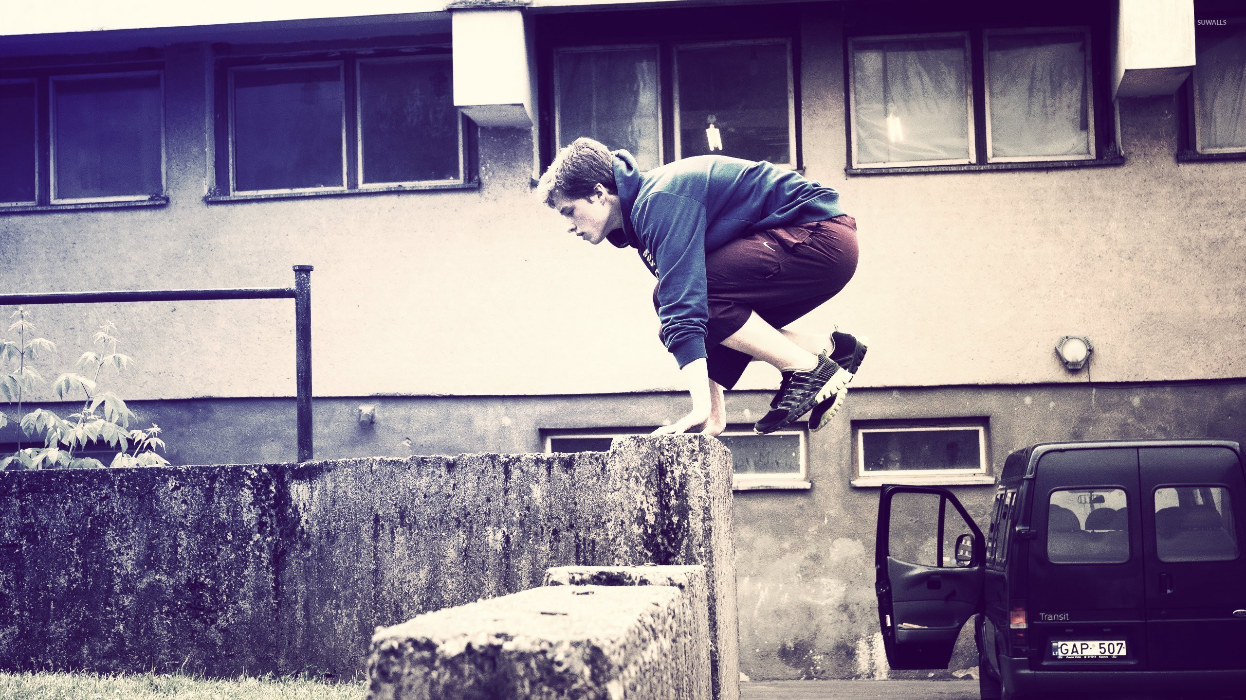 Parkour, Salto, Muro, Strada, 2K 1440p, sfondo desktop