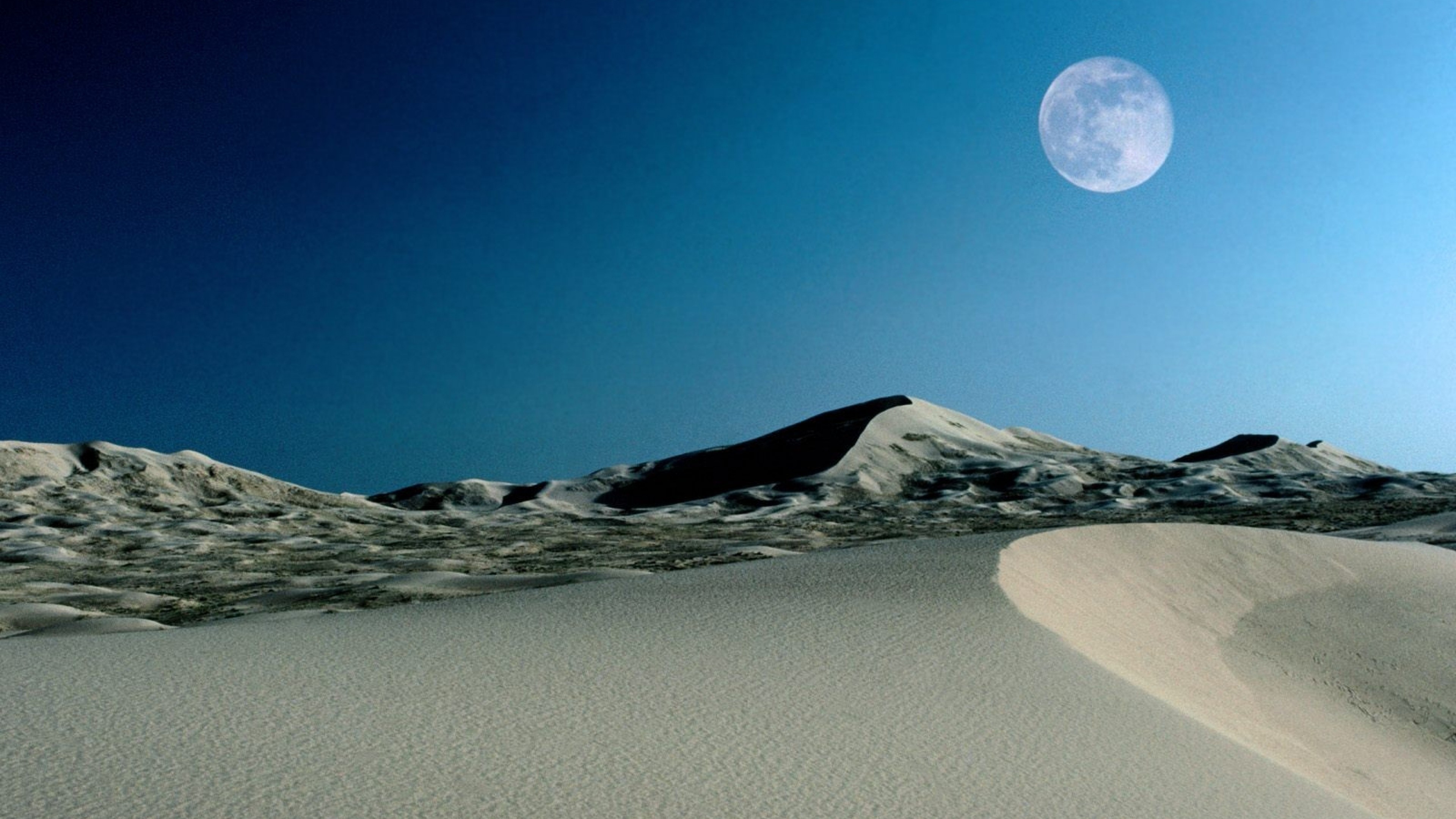 Dune di sabbia, Luna piena, Notte, Cielo blu, 4K, sfondo Windows 11