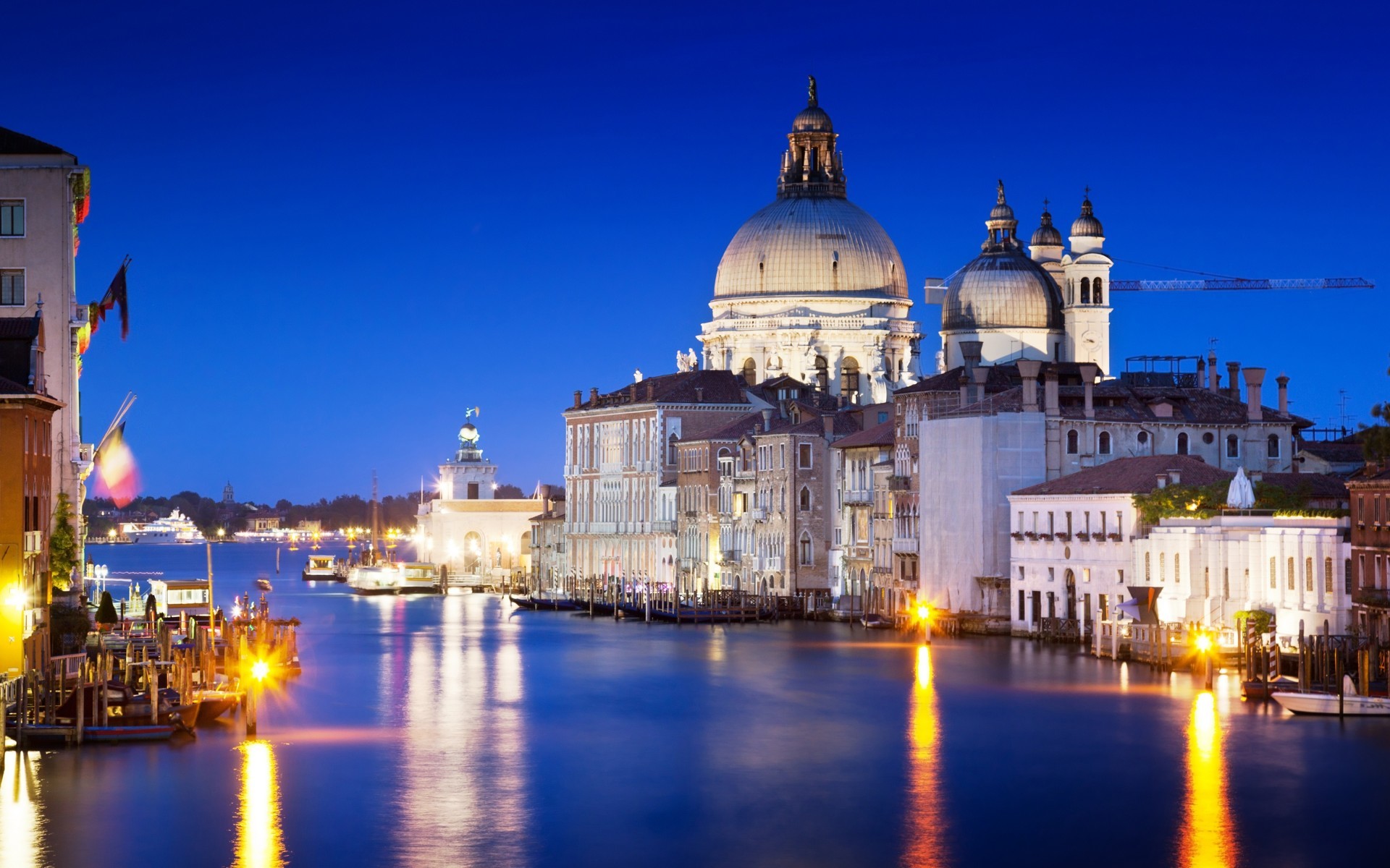 Basilica di Santa Maria della Salute, Canal Grande, Venezia, Notte, Luci riflesse, sfondo per PC