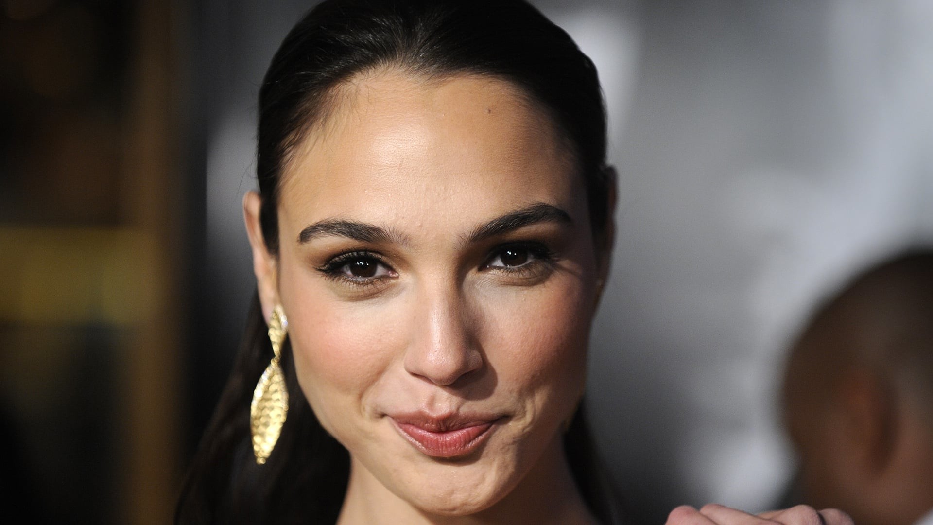 Gal Gadot, Sorriso, Orecchini dorati, Primo piano, Full HD 1080p, sfondo desktop