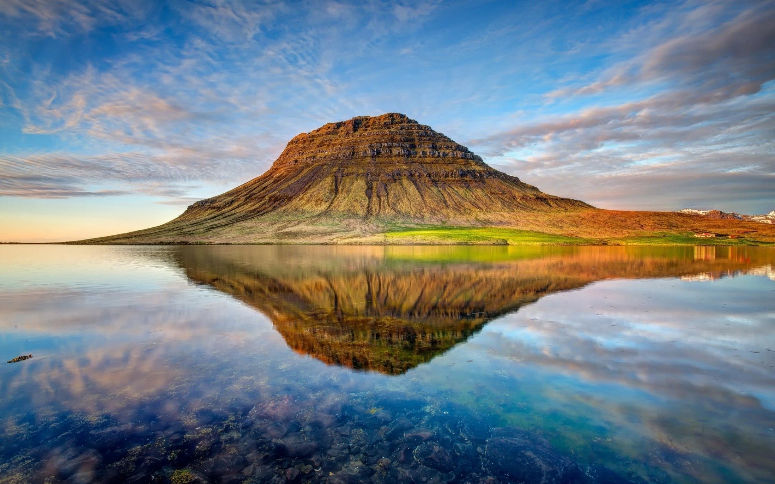 Kirkjufell, Islanda, Riflesso, Cielo azzurro, 2K, sfondo per portatile