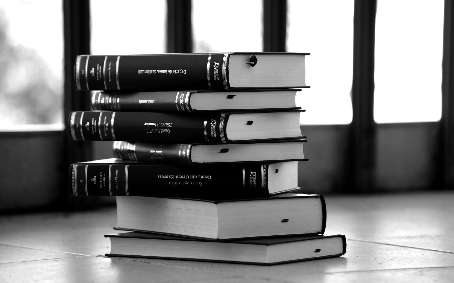 Pila di libri, Bianco e nero, Finestra, Full HD, wallpaper desktop