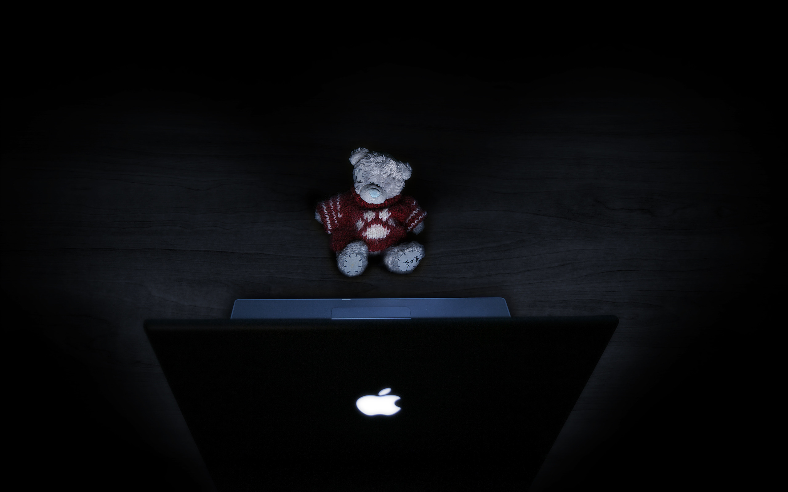 MacBook, Logo Apple, Orsacchiotto, Sfondo nero, 2K, wallpaper Mac