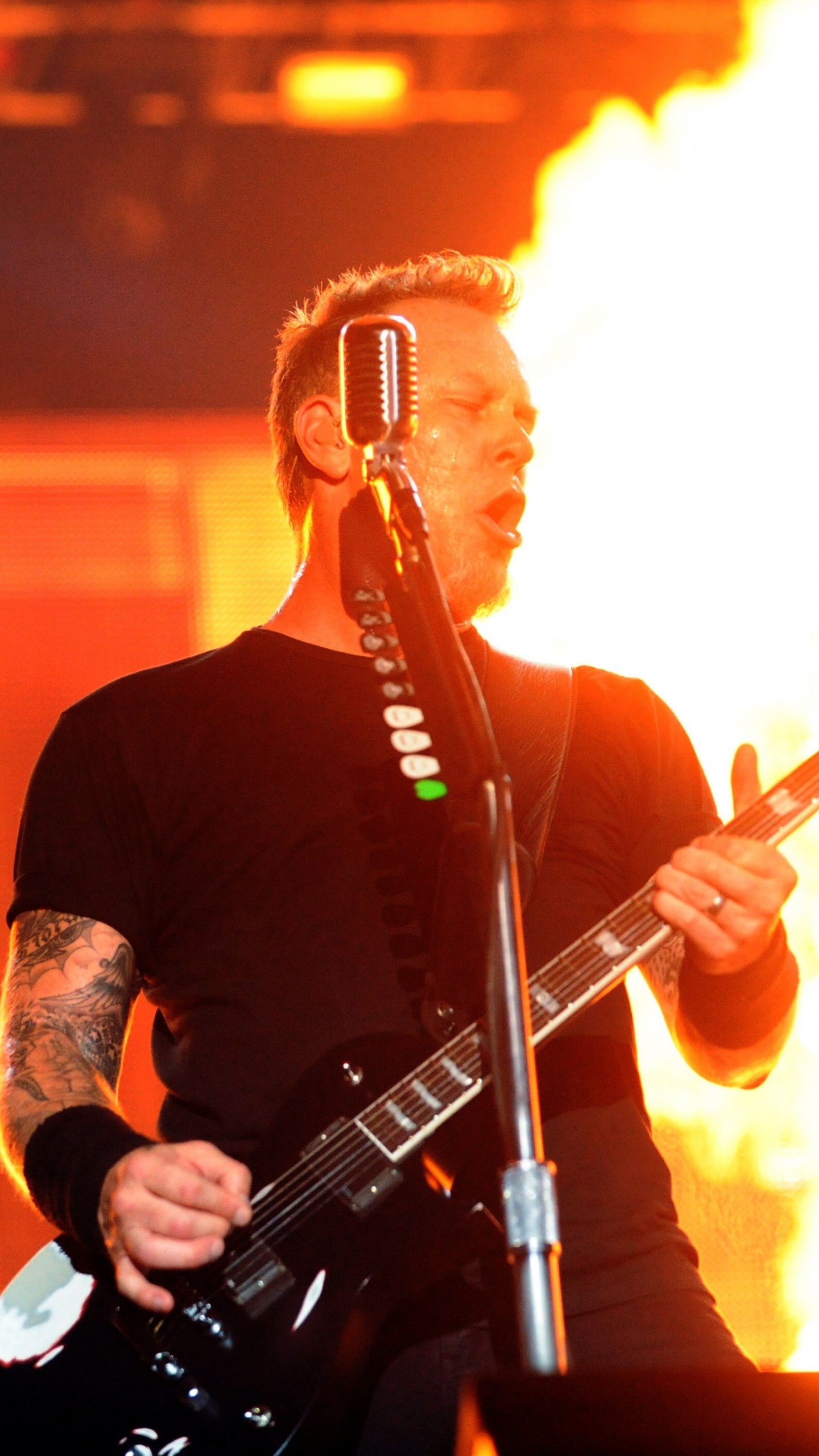 James Hetfield, Metallica, Concerto, Fiamme, Chitarra, QHD+, sfondo per smartphone