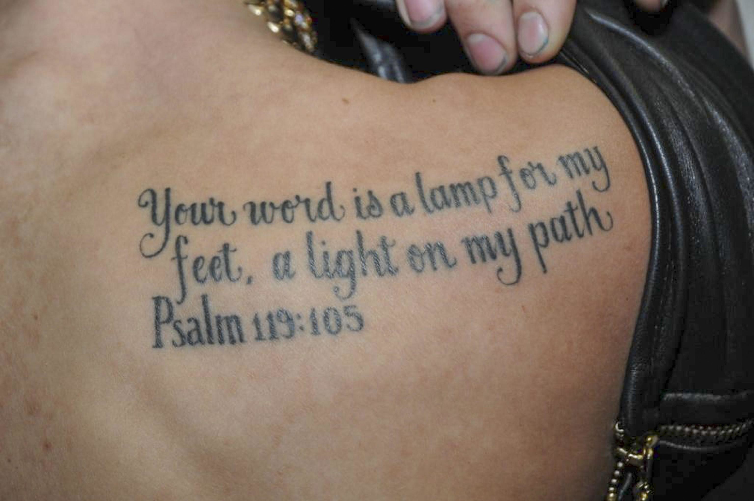 Tatuaggio scritta, Salmo 119:105, Spalla, Citazione, 2K, sfondo Windows 11