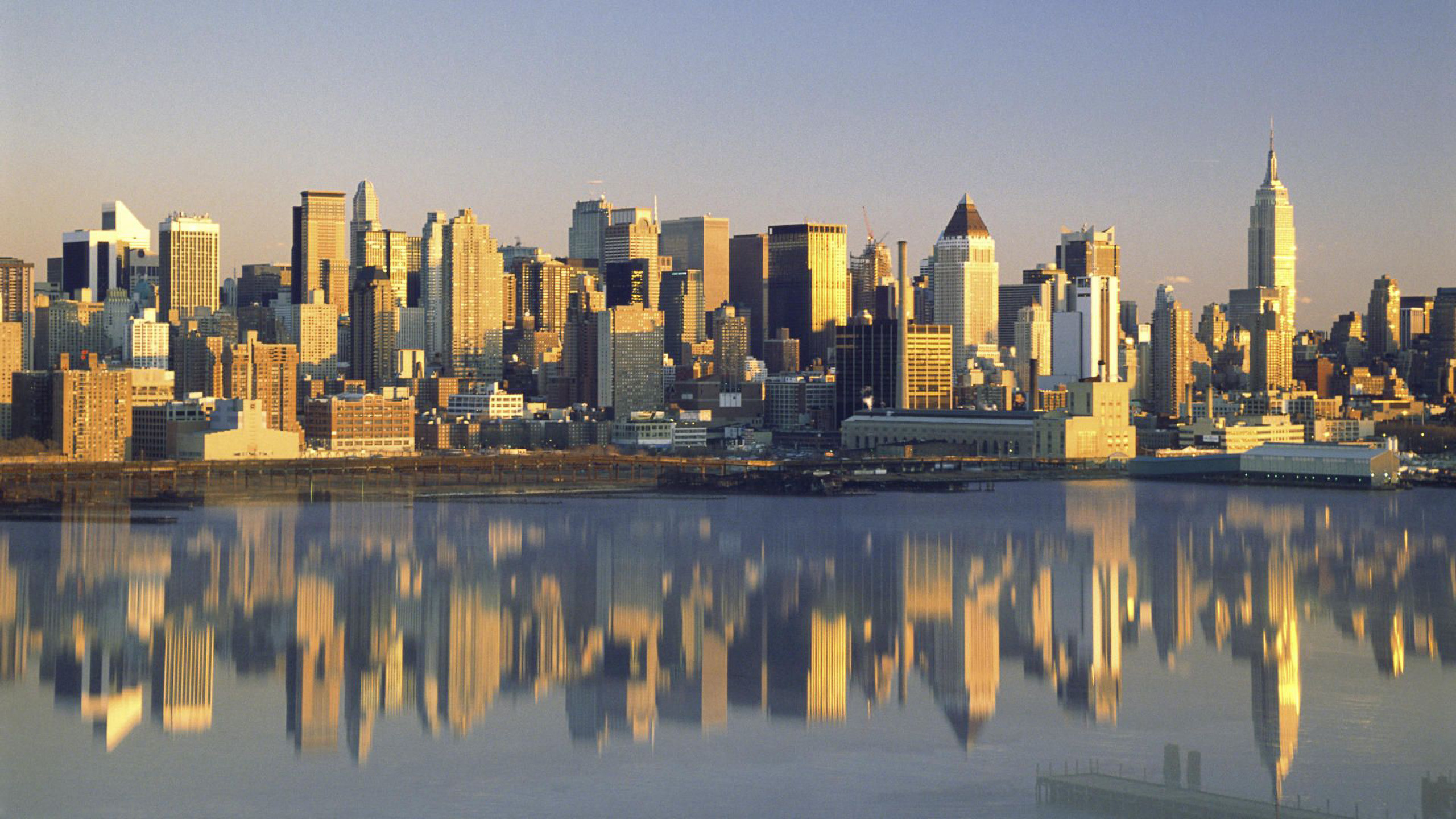 Skyline di Manhattan, Empire State Building, Riflesso, Hudson River, sfondo 2560x1440 per PC