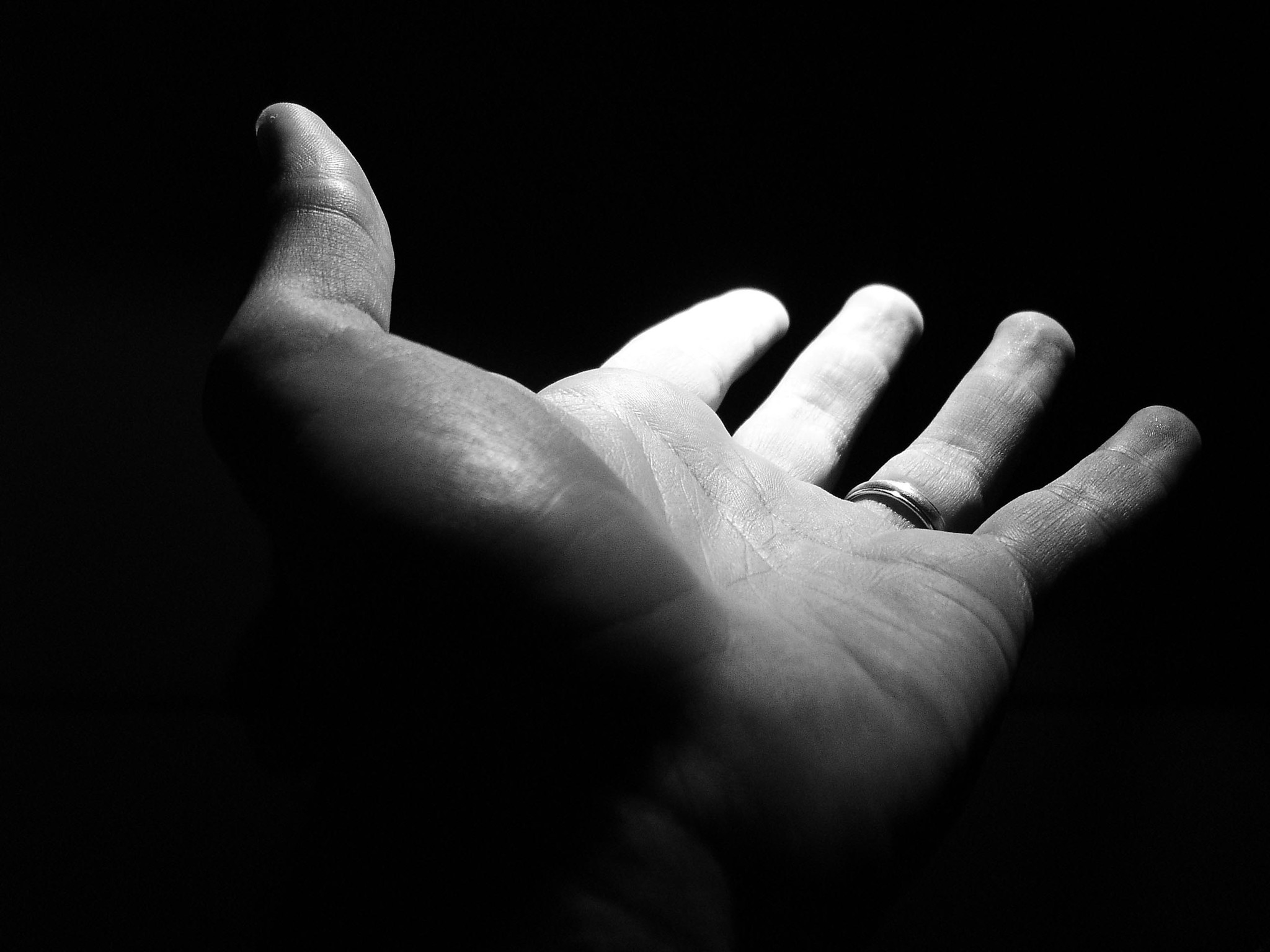 Mano, Bianco e nero, Sfondo nero, wallpaper iPhone 6