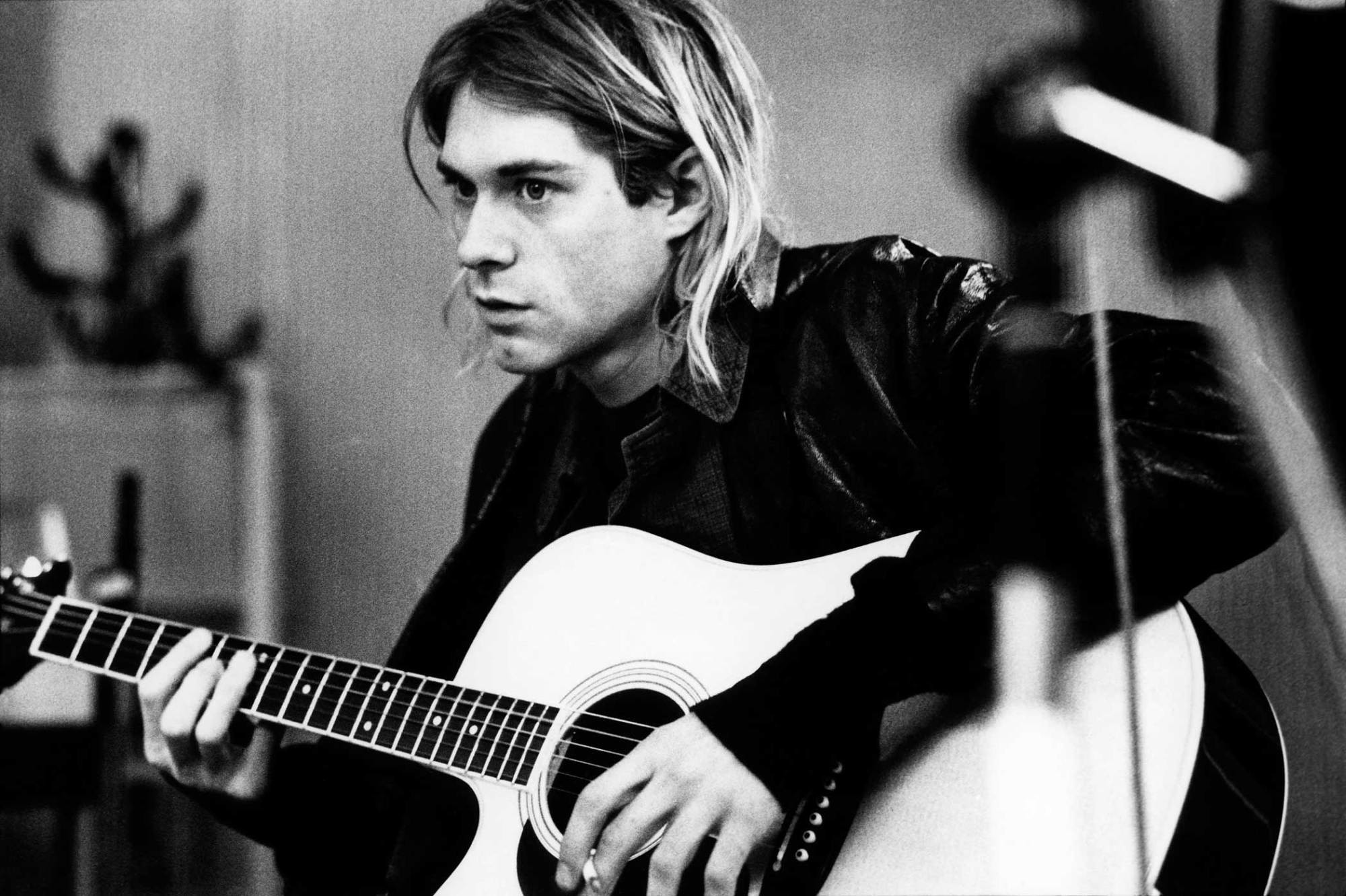 Kurt Cobain, Nirvana, Chitarra acustica, Bianco e nero, Full HD, sfondo per portatile