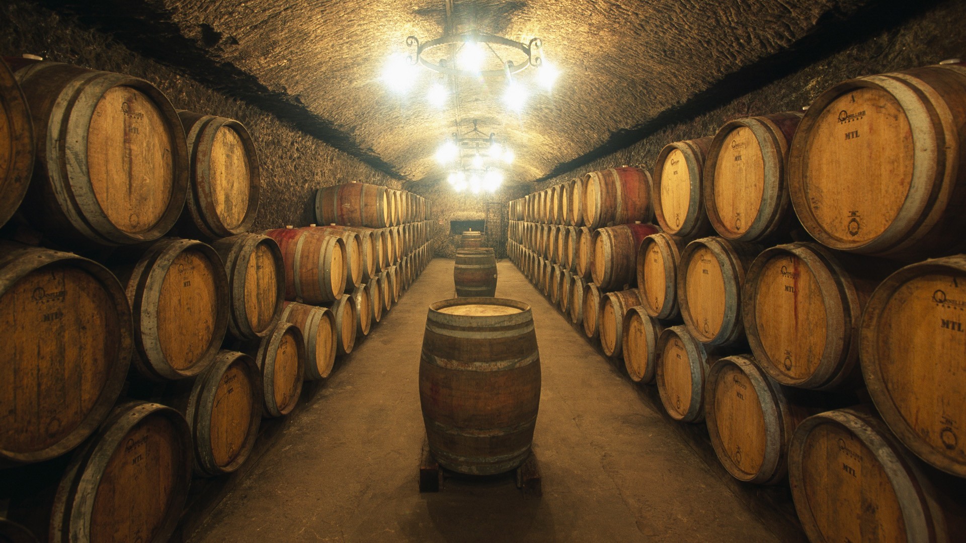 Cantina, Botti di vino, Volta in pietra, Lampadario, Full HD, sfondo Windows 11