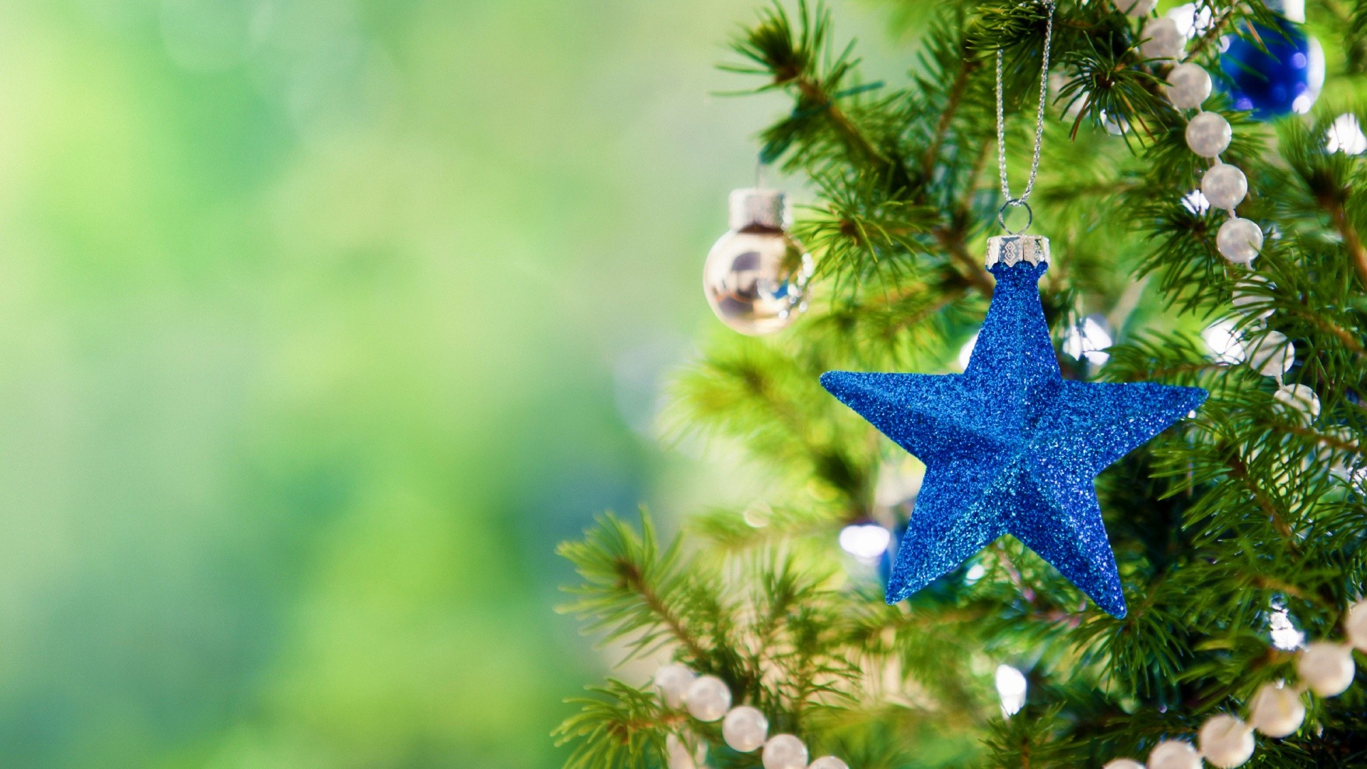 Stella blu, Rami di abete, Decorazioni, Bokeh verde, Full HD, sfondo Windows 11