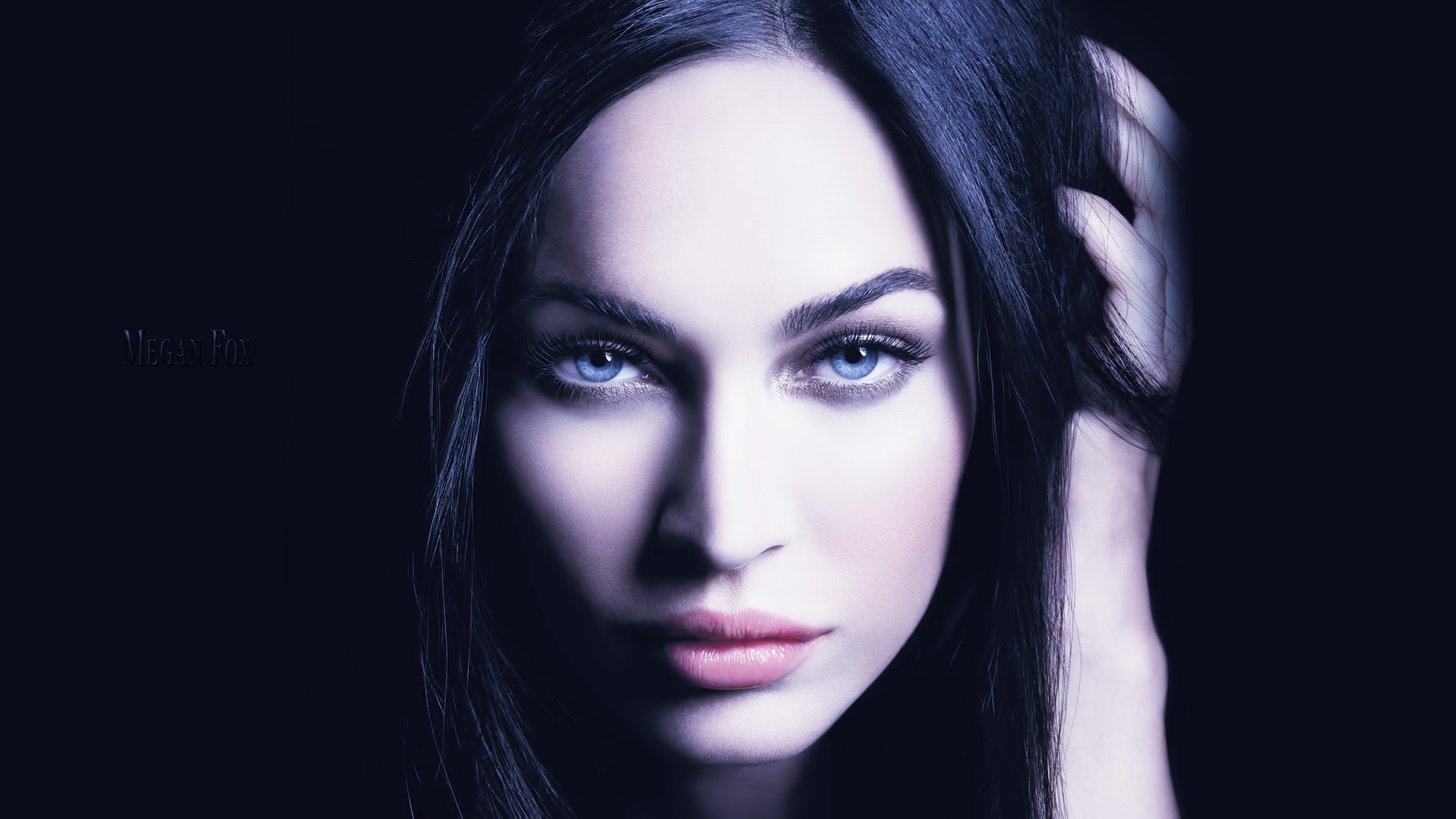 Megan Fox, Occhi azzurri, Primo piano, Sfondo scuro, 1920x1080, wallpaper desktop