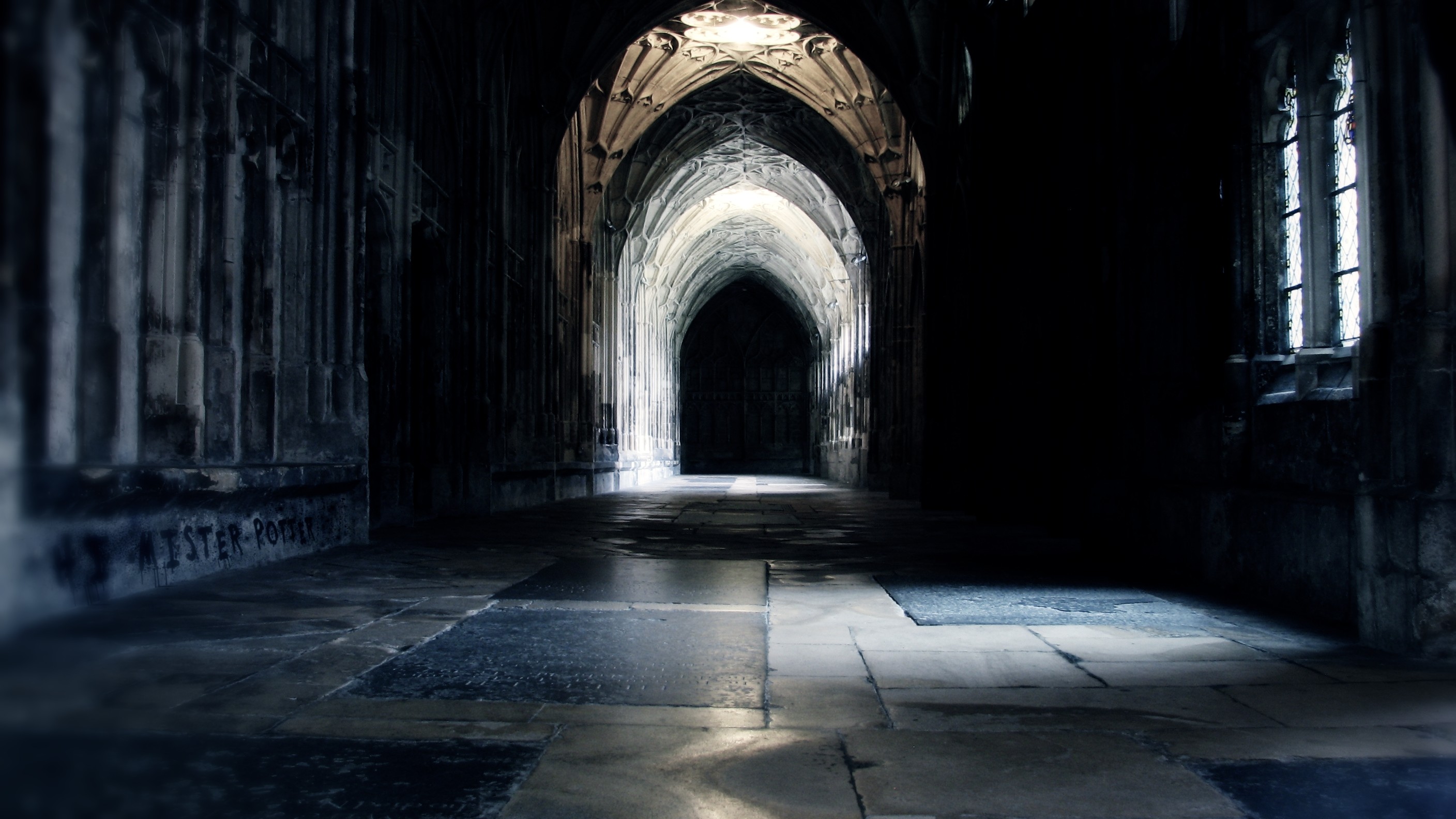 Hogwarts, Corridoio, Arco gotico, Atmosfera cupa, 2K, sfondo per PC e portatile