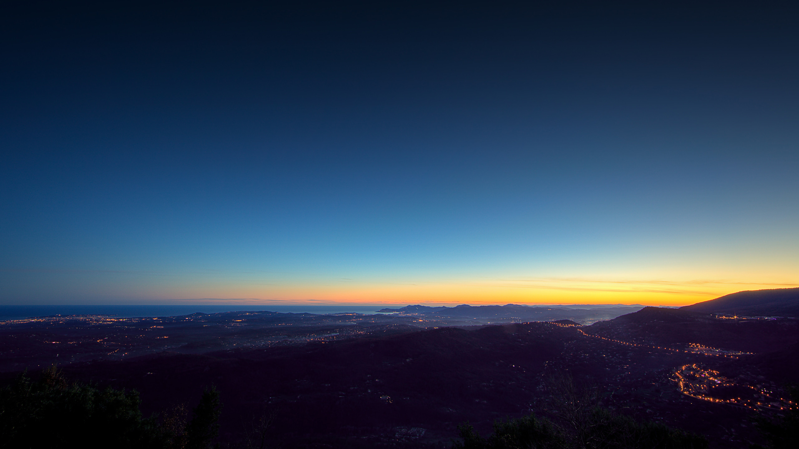 Crepuscolo, Orizzonte, Luci della città, Cielo blu, 2K, sfondo desktop