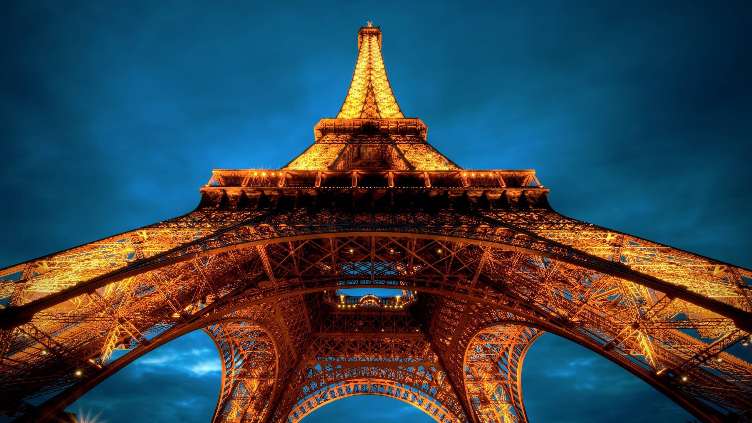Torre Eiffel, Parigi, Vista dal basso, Notte, 2K, sfondo PC