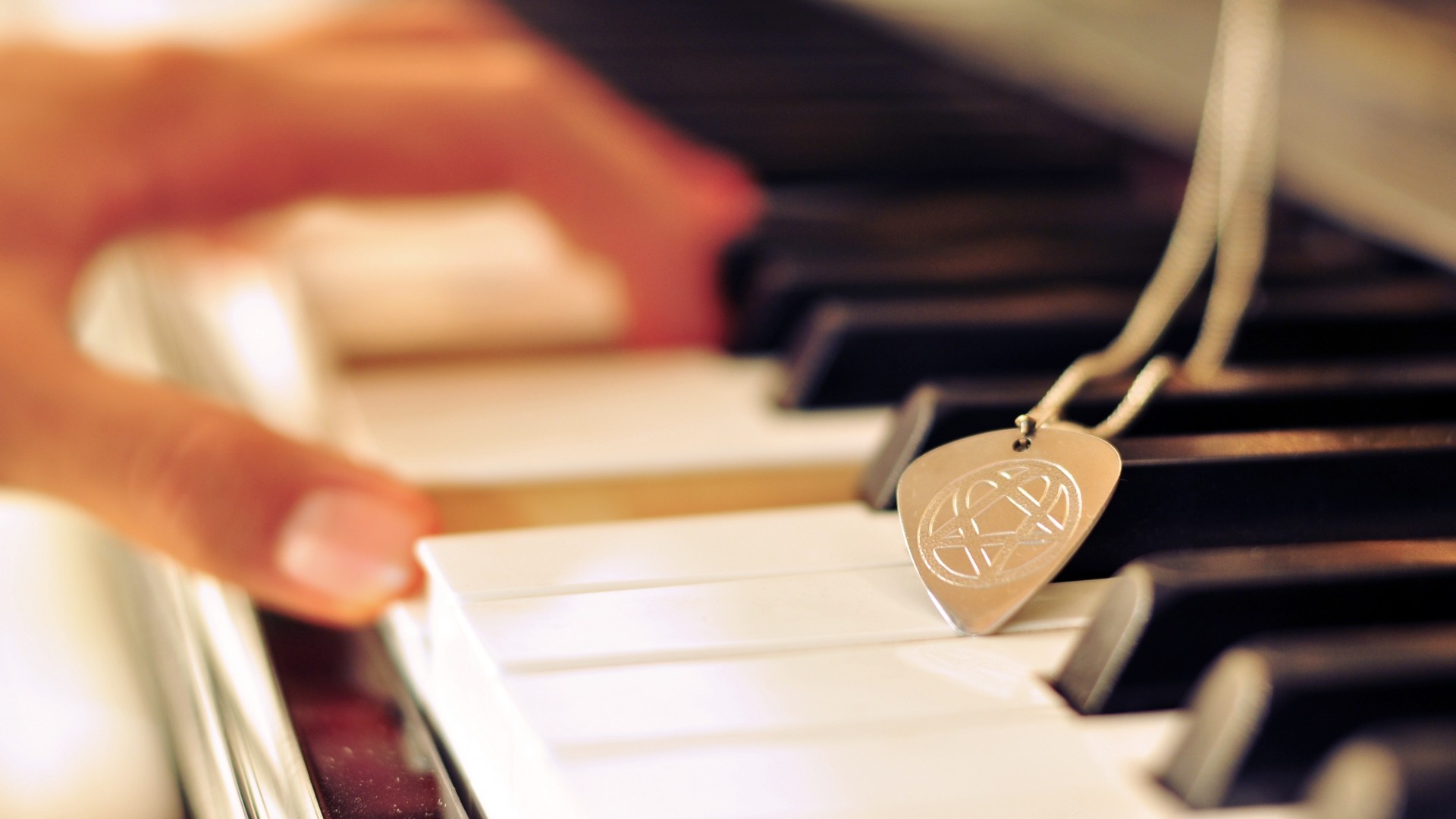 Tasti di pianoforte, Plettro, Ciondolo, Mano, Full HD 1080p, sfondo desktop
