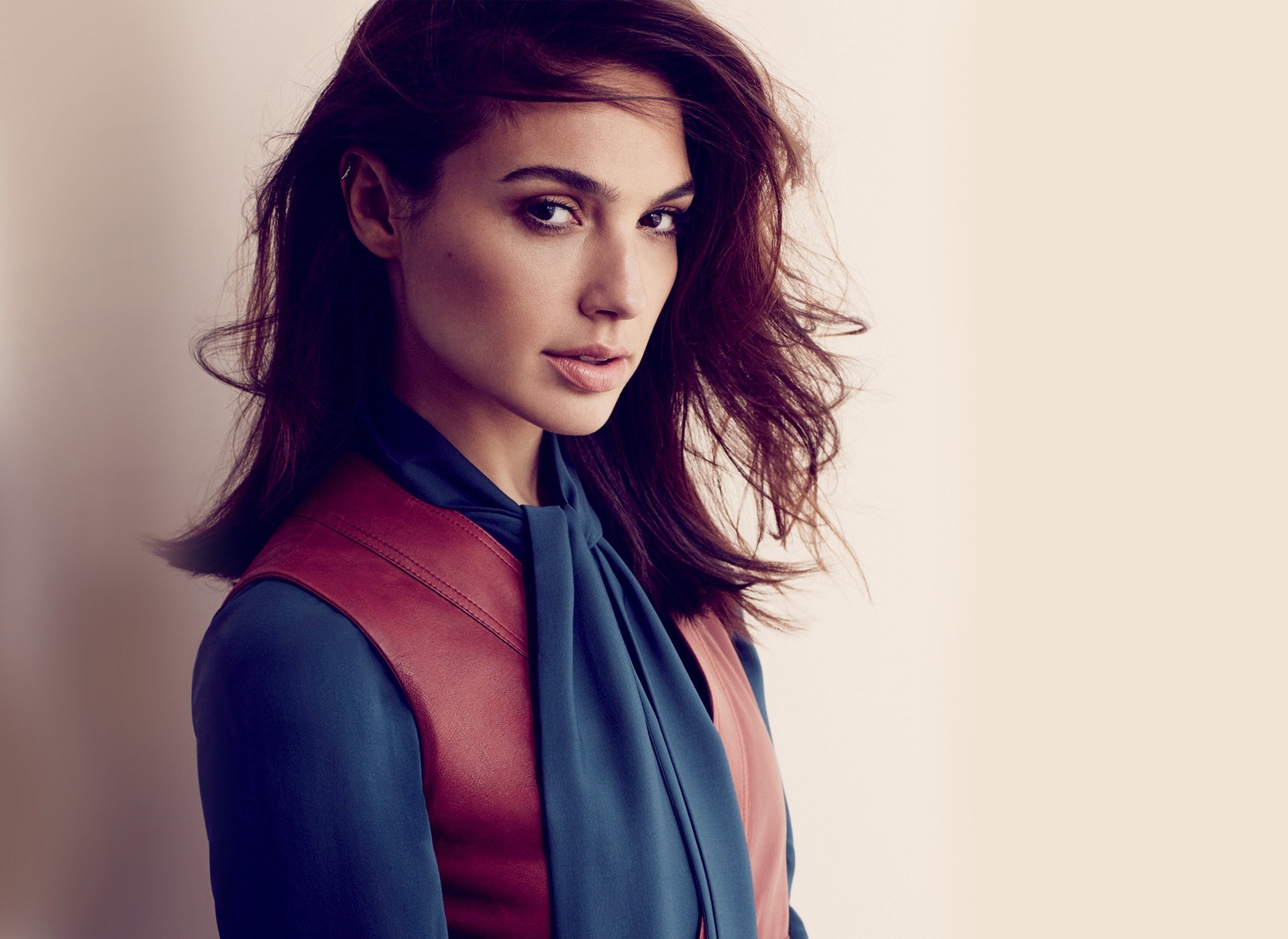 Gal Gadot, Ritratto, Capelli mossi, Toni pastello, Full HD, sfondo per PC