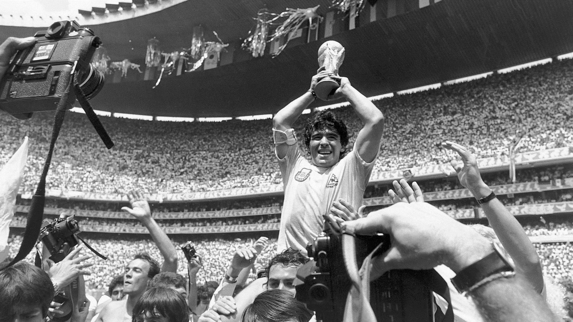 Diego Armando Maradona, Coppa del Mondo FIFA, Mondiali 1986, Stadio Azteca, Bianco e nero, Festeggiamenti, wallpaper desktop