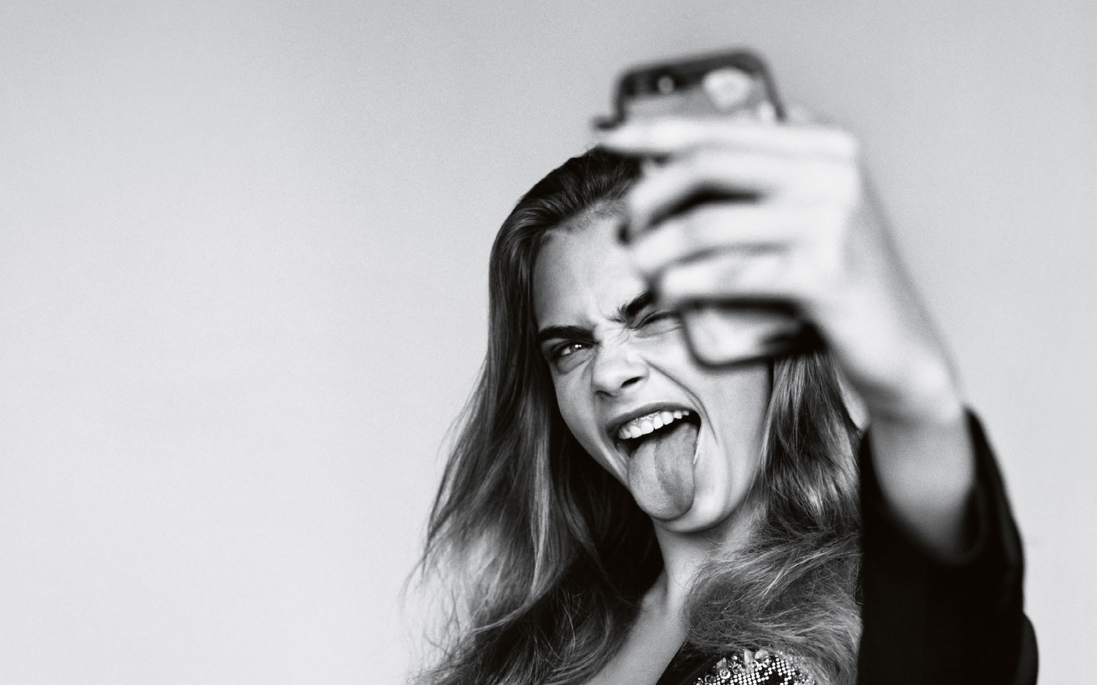 Cara Delevingne, Selfie, Smorfia, Bianco e nero, Full HD, sfondo Windows 11