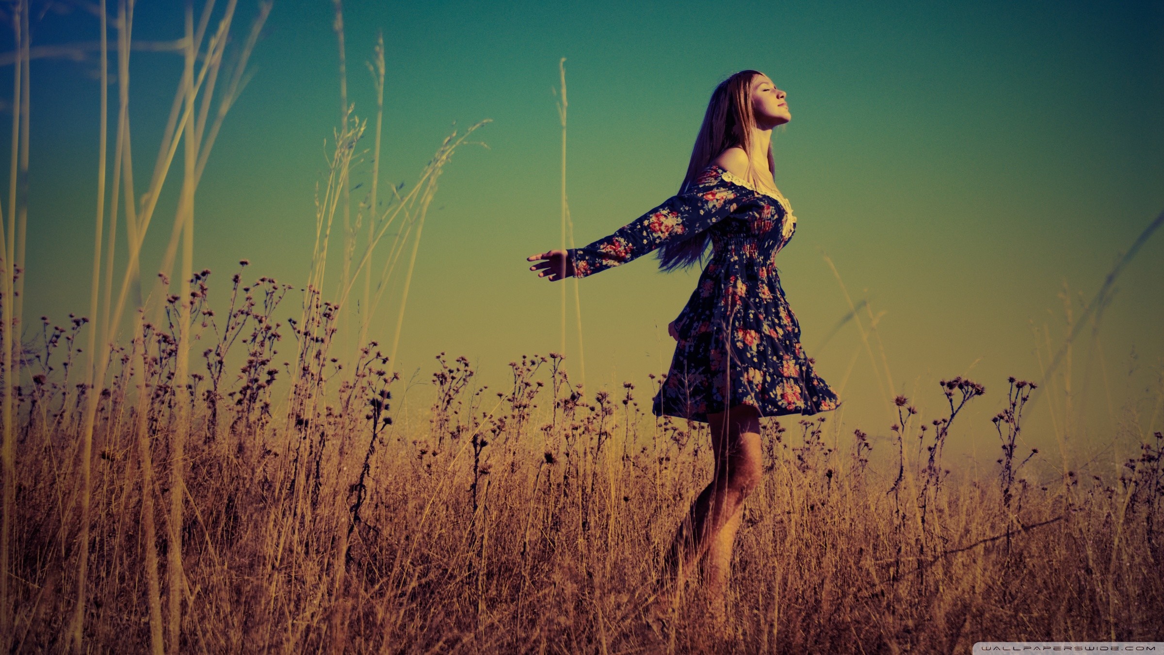 Ragazza, Braccia aperte, Campo d'erba, Abito a fiori, Libertà, 16:9 Full HD, sfondo widescreen