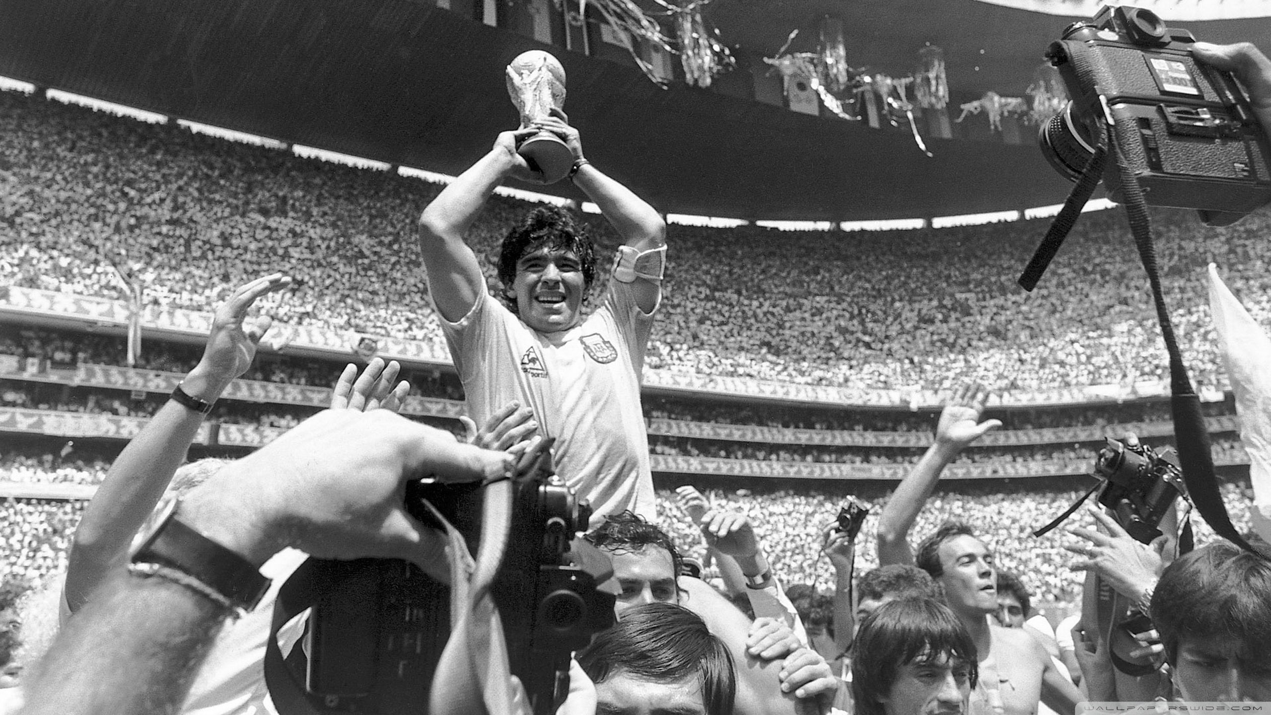 Diego Armando Maradona, Coppa del Mondo FIFA, Mondiali 1986, Stadio Azteca, Bianco e nero, sfondo 2K