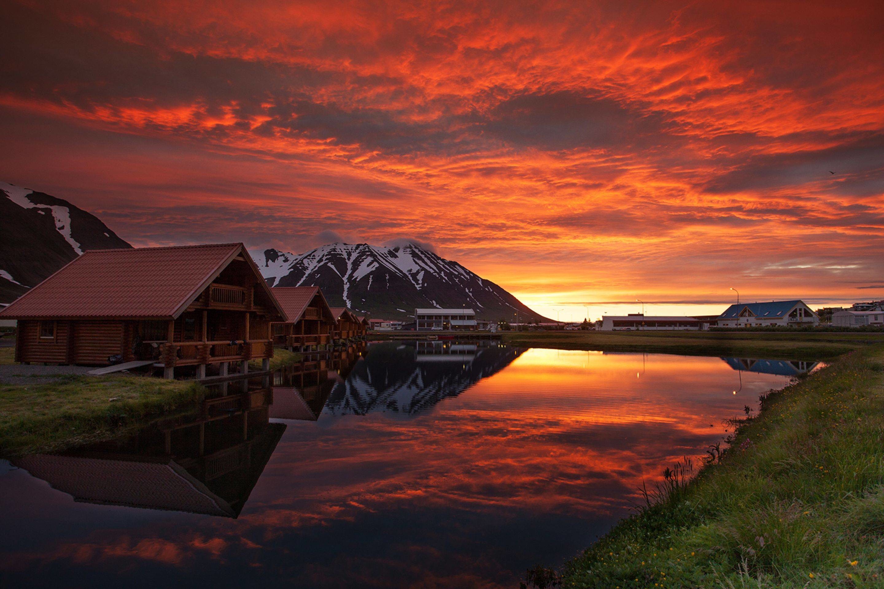 Islanda, Case di legno, Cielo rosso, Riflesso, Tramonto, 2K, sfondo Windows 11