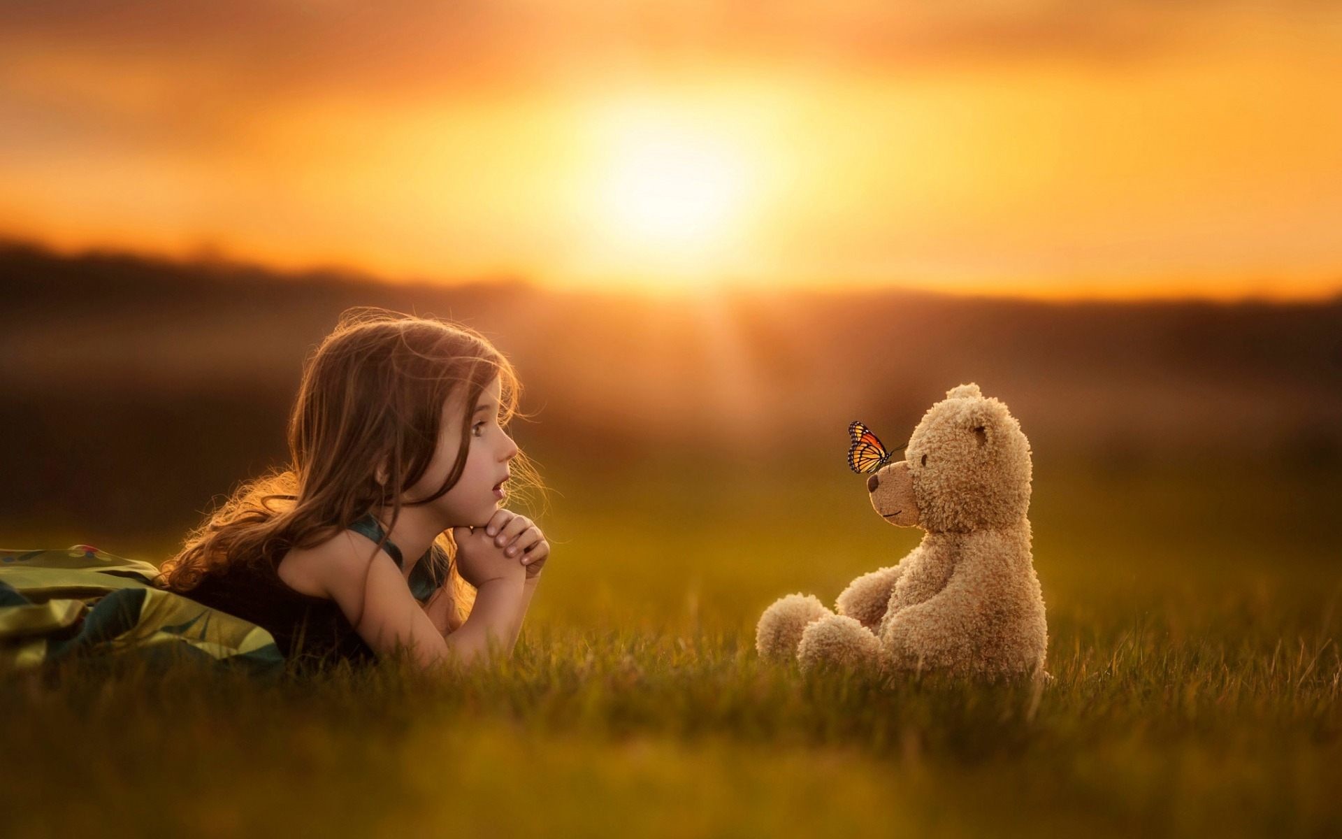 Bambina, Orsacchiotto, Farfalla, Tramonto, 1920x1200, sfondo per PC