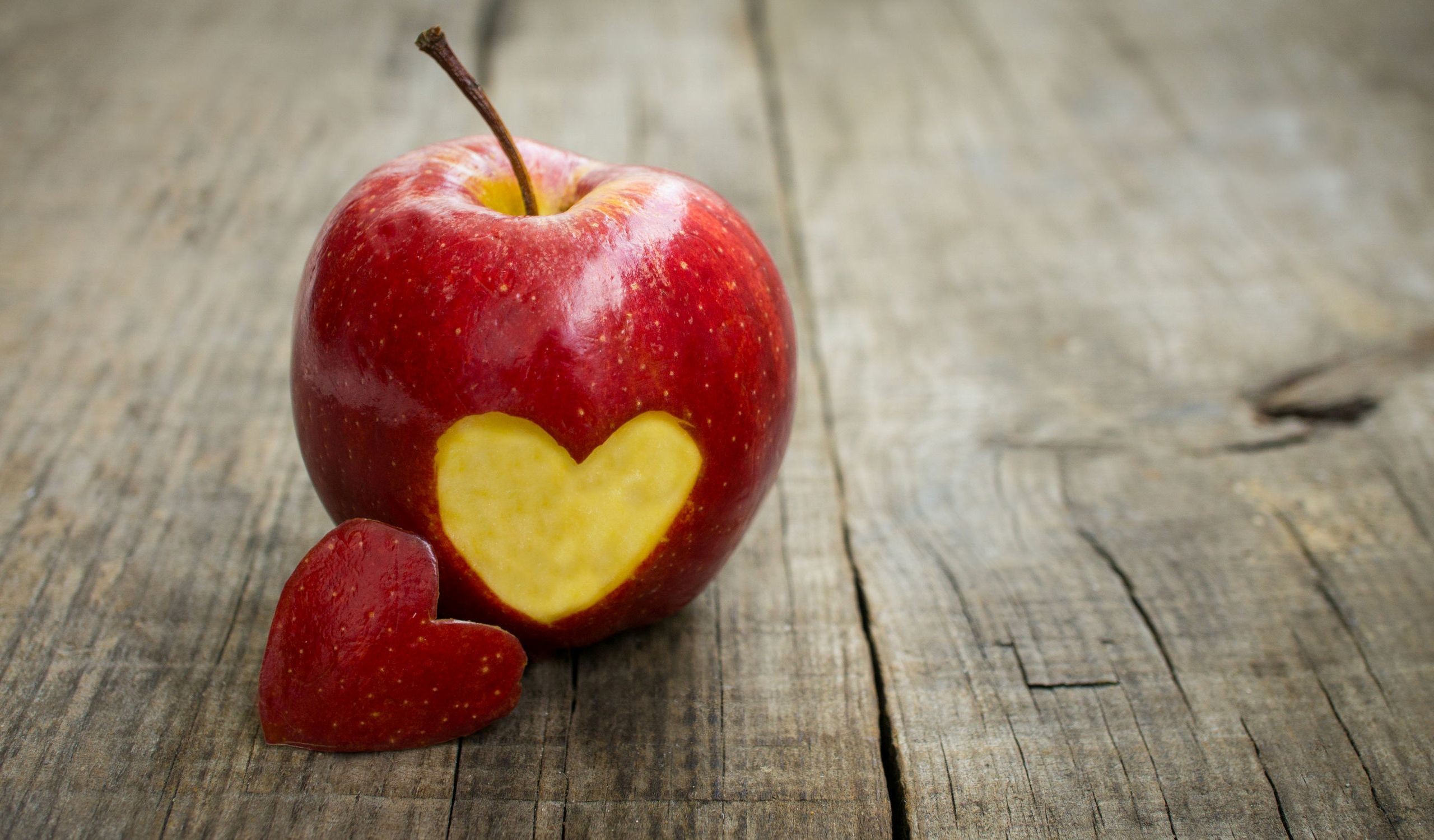 Mela, Cuore intagliato, Legno, 2K, sfondo desktop