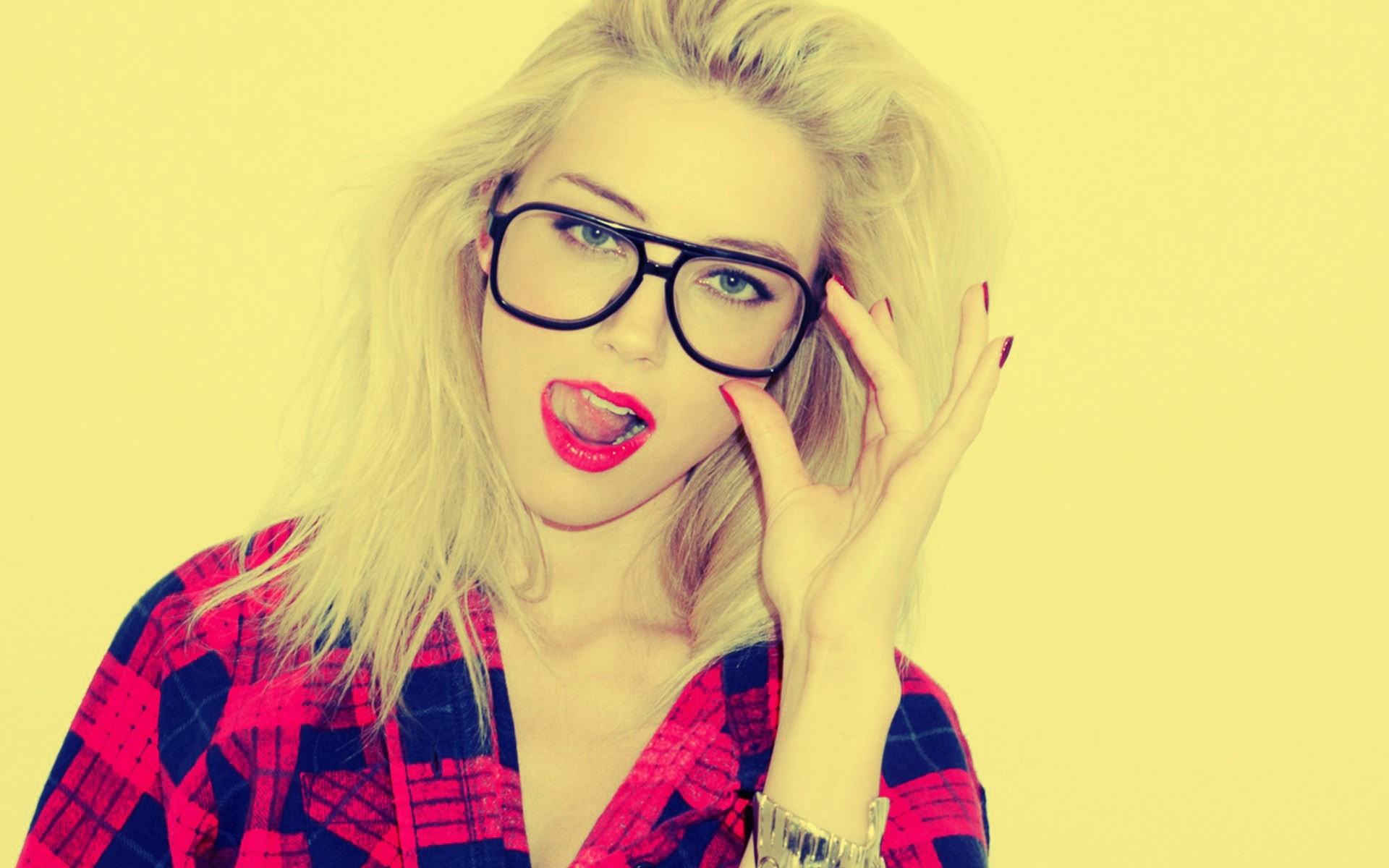 Modella bionda, Occhiali, Camicia a quadri, Sfondo giallo, Full HD, wallpaper desktop