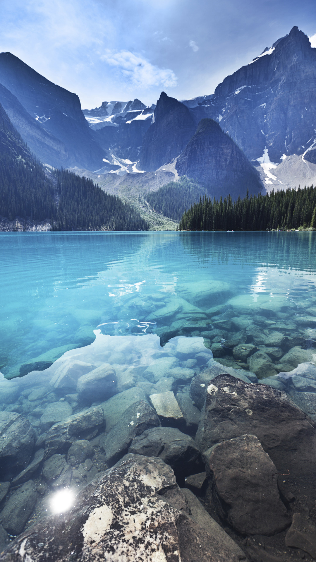 Lago di montagna, Montagne Rocciose, Acqua cristallina, Pini, sfondo cellulare