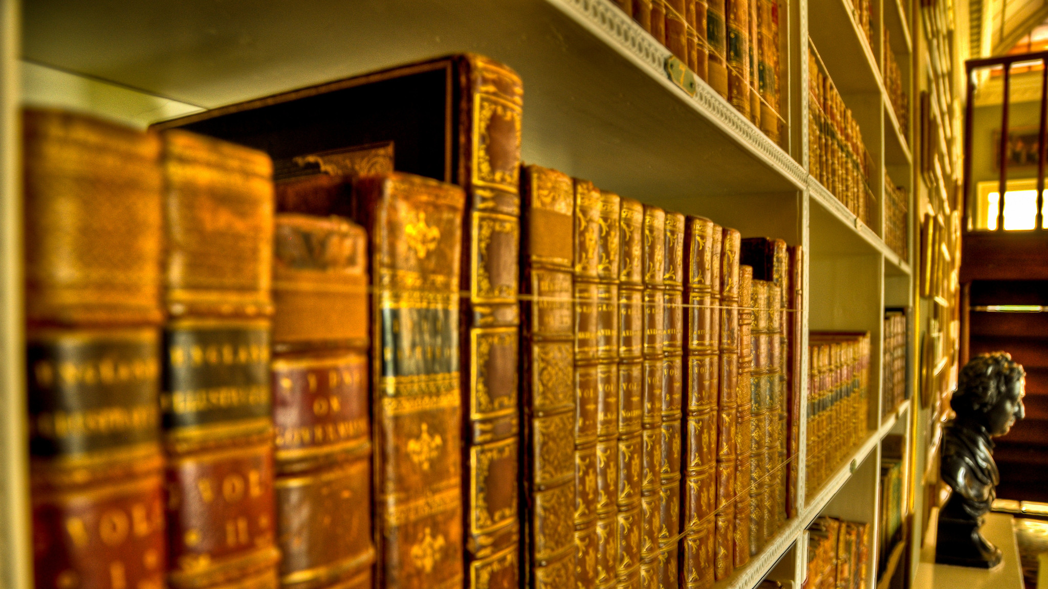 Libri antichi, Scaffale, Busto, Luce calda, Full HD, sfondo Windows 11