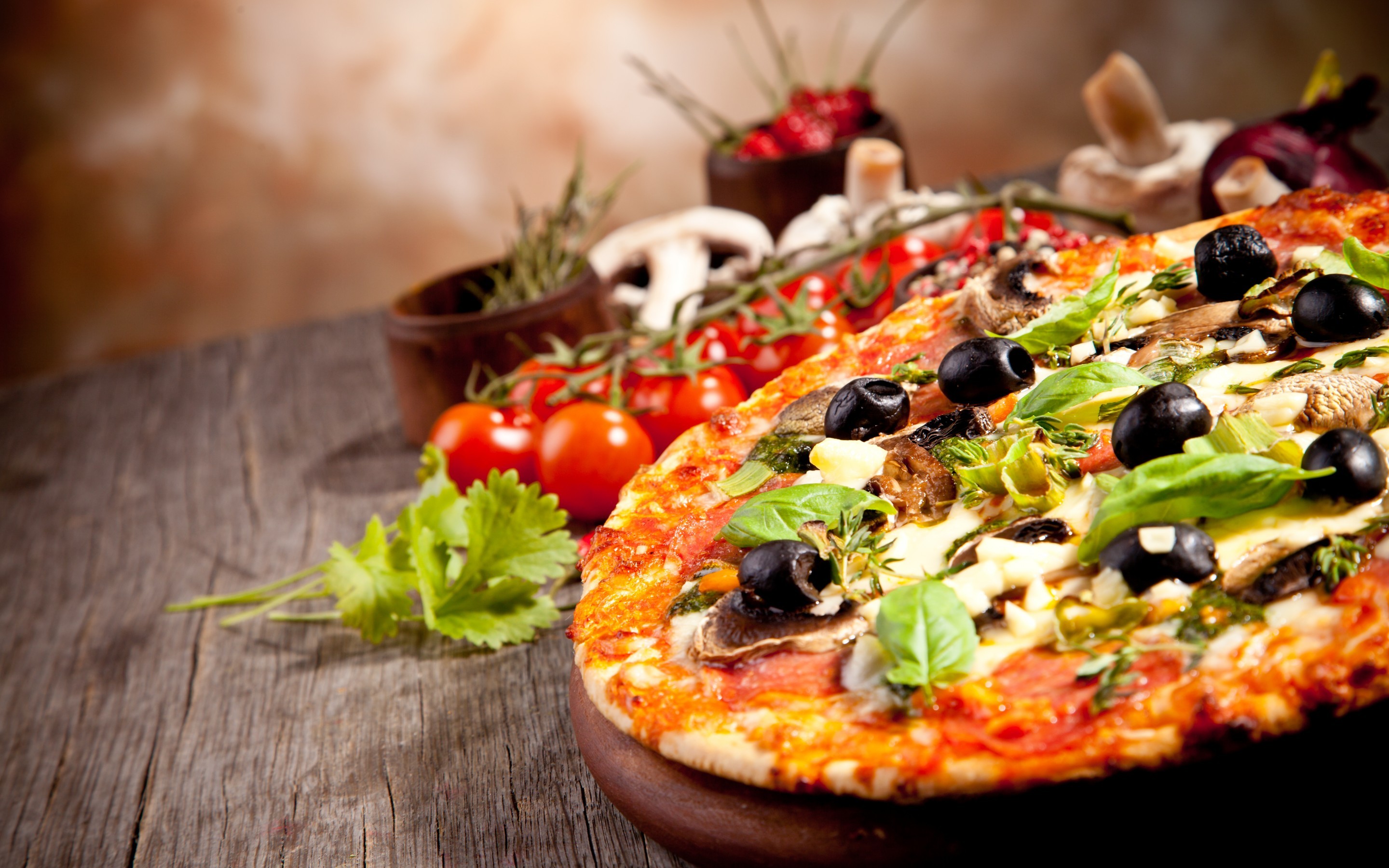 Pizza, Olive nere, Funghi, Pomodorini, Tavolo di legno, 16:10 2K, wallpaper widescreen