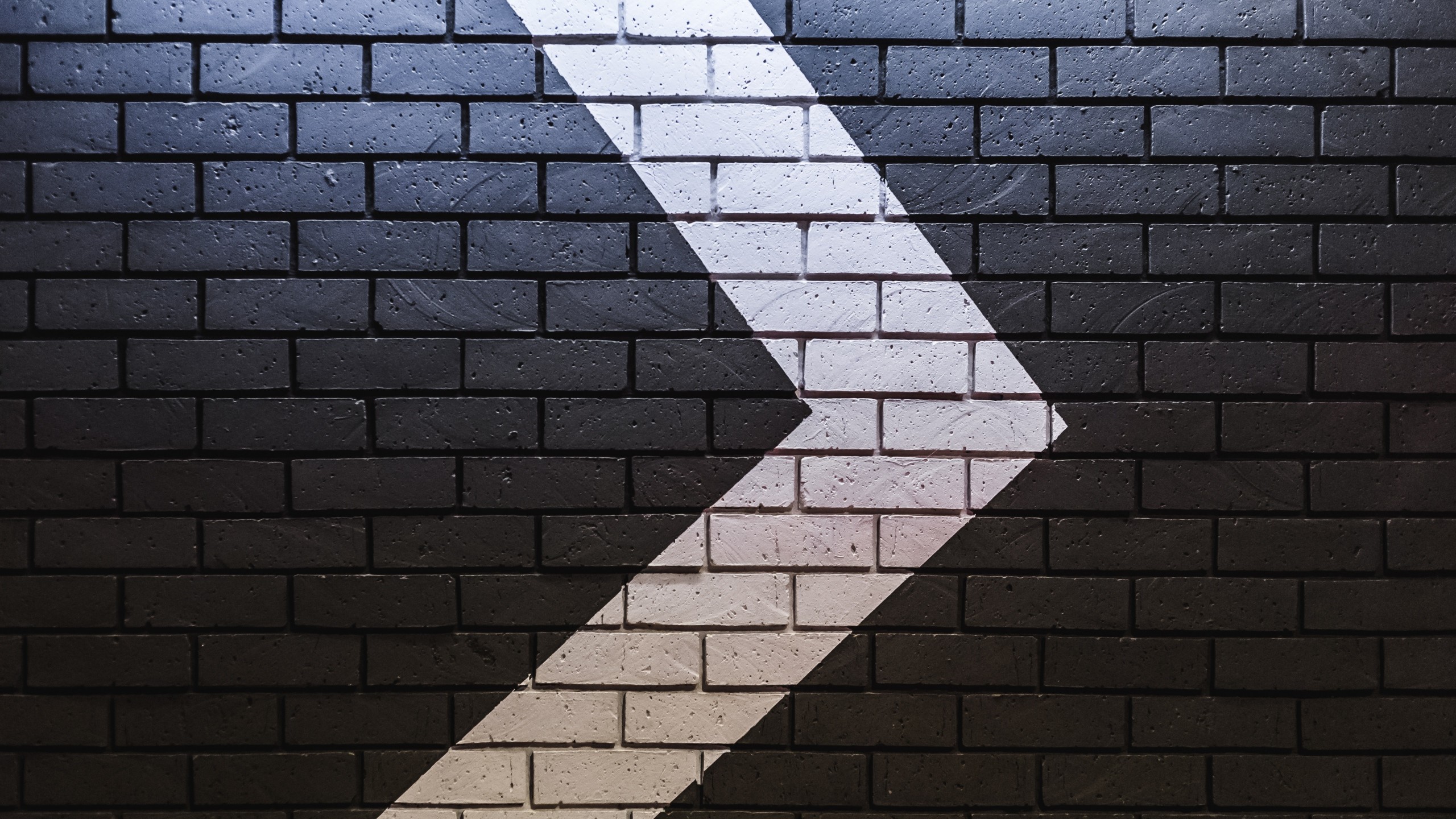 Freccia, Muro di mattoni, Bianco e nero, Minimalismo, 2K 1440p, sfondo desktop