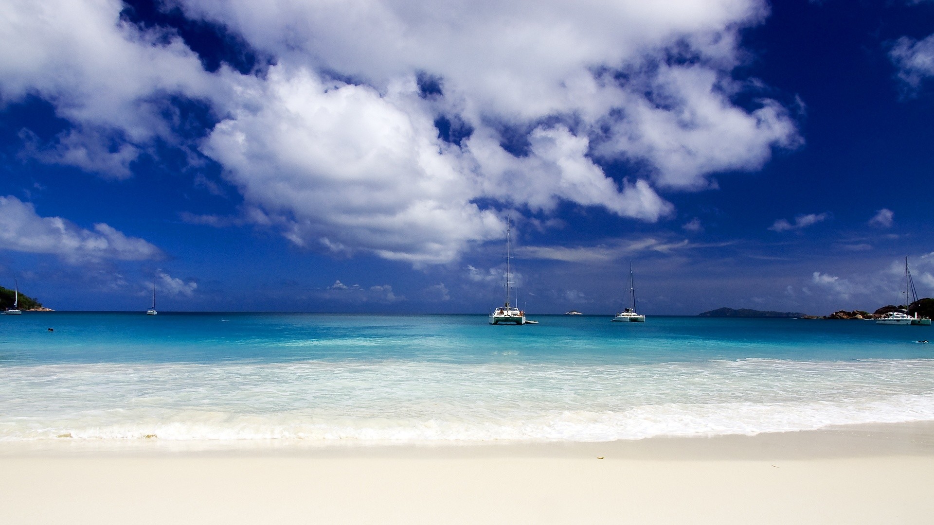 Anse Lazio, Seychelles, Spiaggia bianca, Barche a vela, Nuvole, Full HD, sfondo desktop