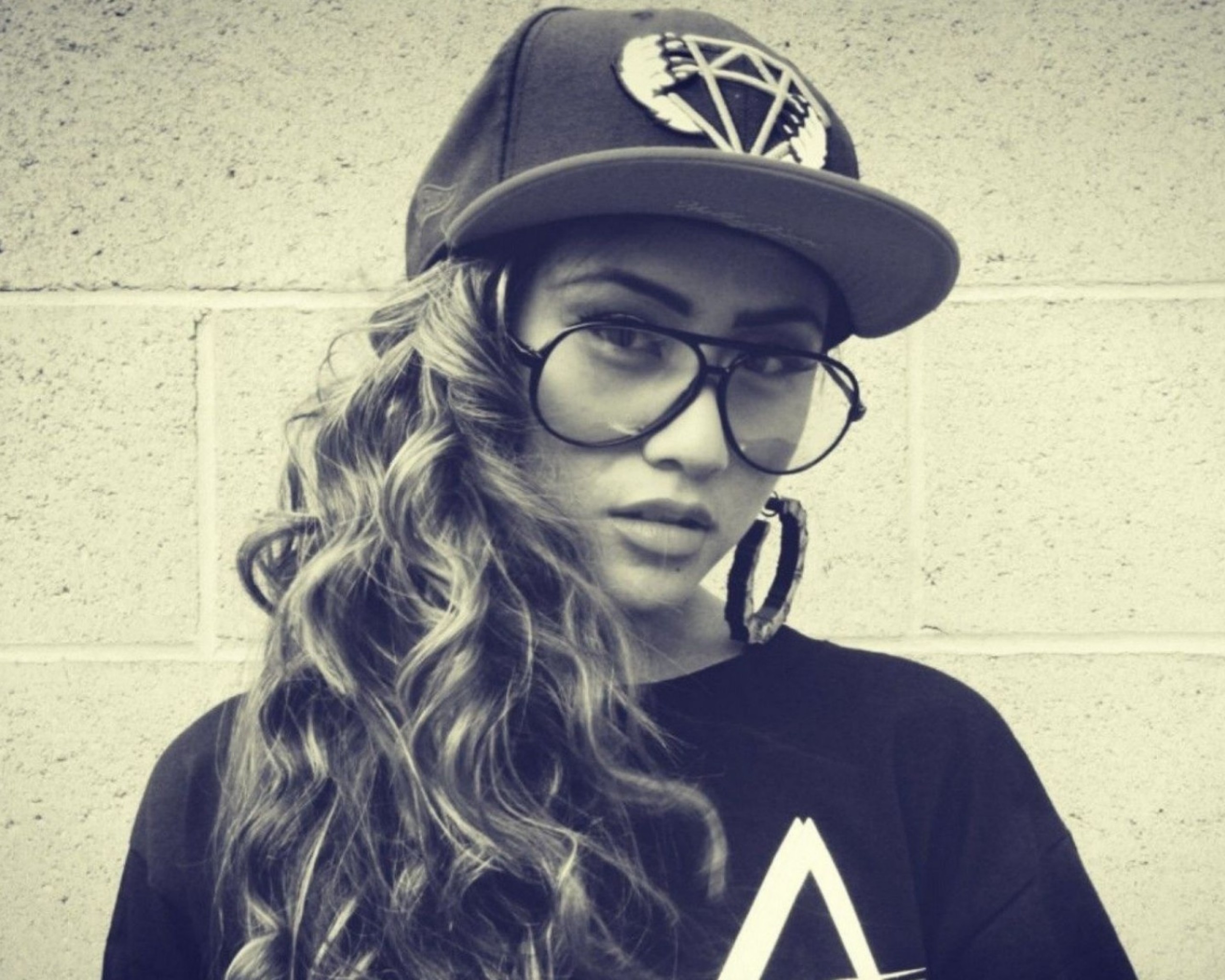 Ragazza, Cappellino, Occhiali, Capelli ricci, Bianco e nero, 2K, sfondo per PC
