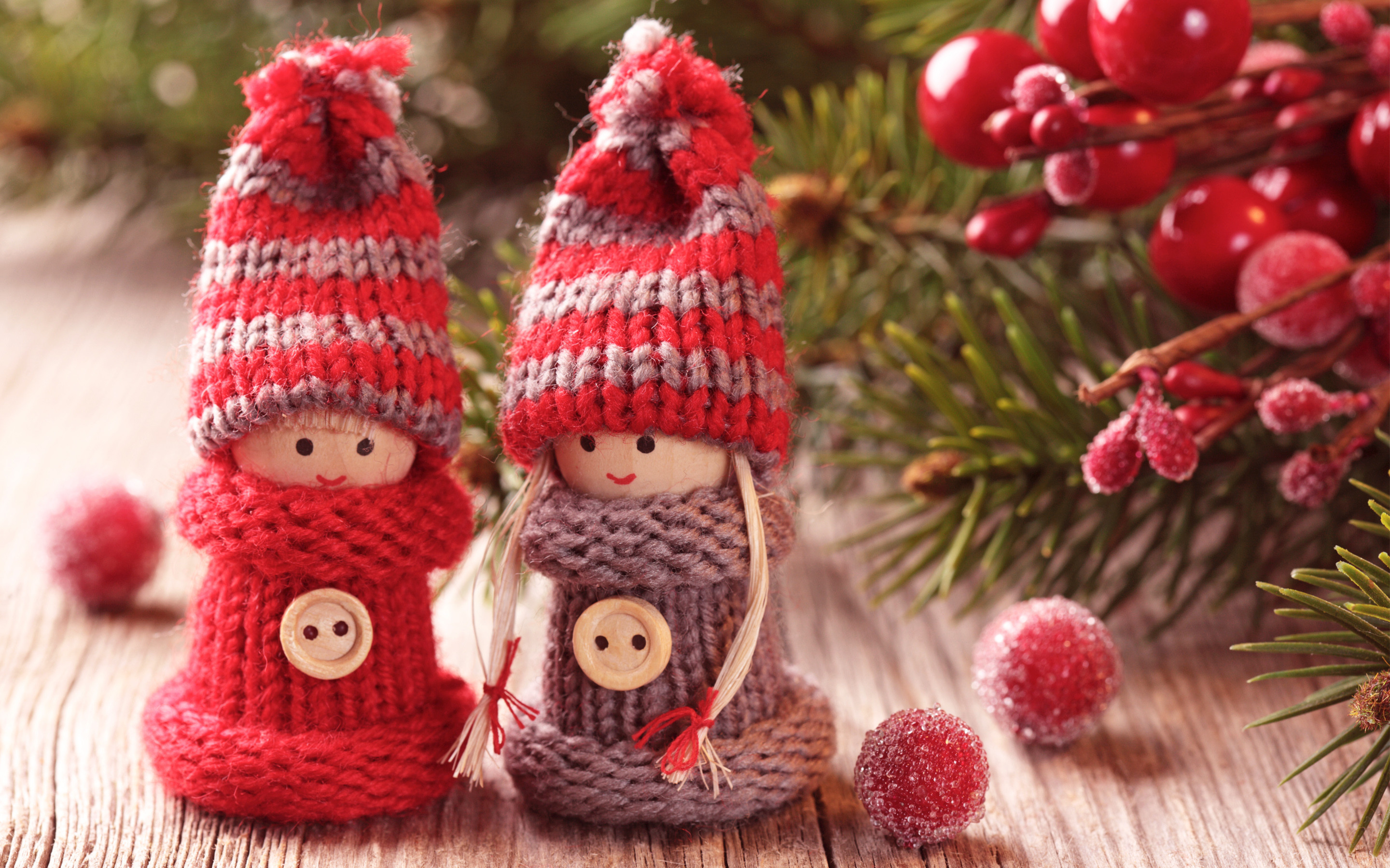 Natale, Bambole di lana, Berretti a maglia, Bacche rosse, 2880x1800, immagine di sfondo