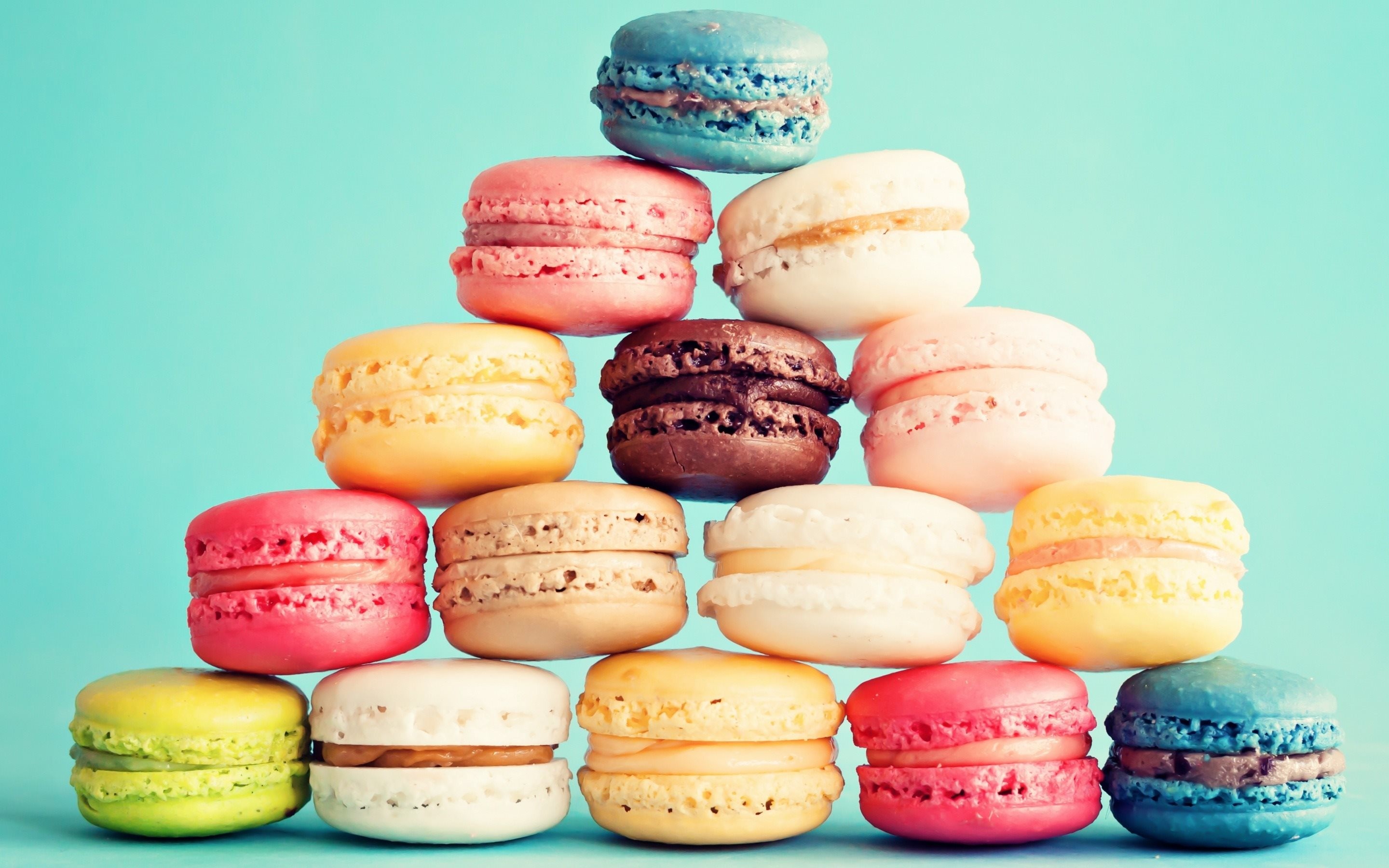 Piramide di macarons, Colorati, Sfondo turchese, 2K, wallpaper desktop