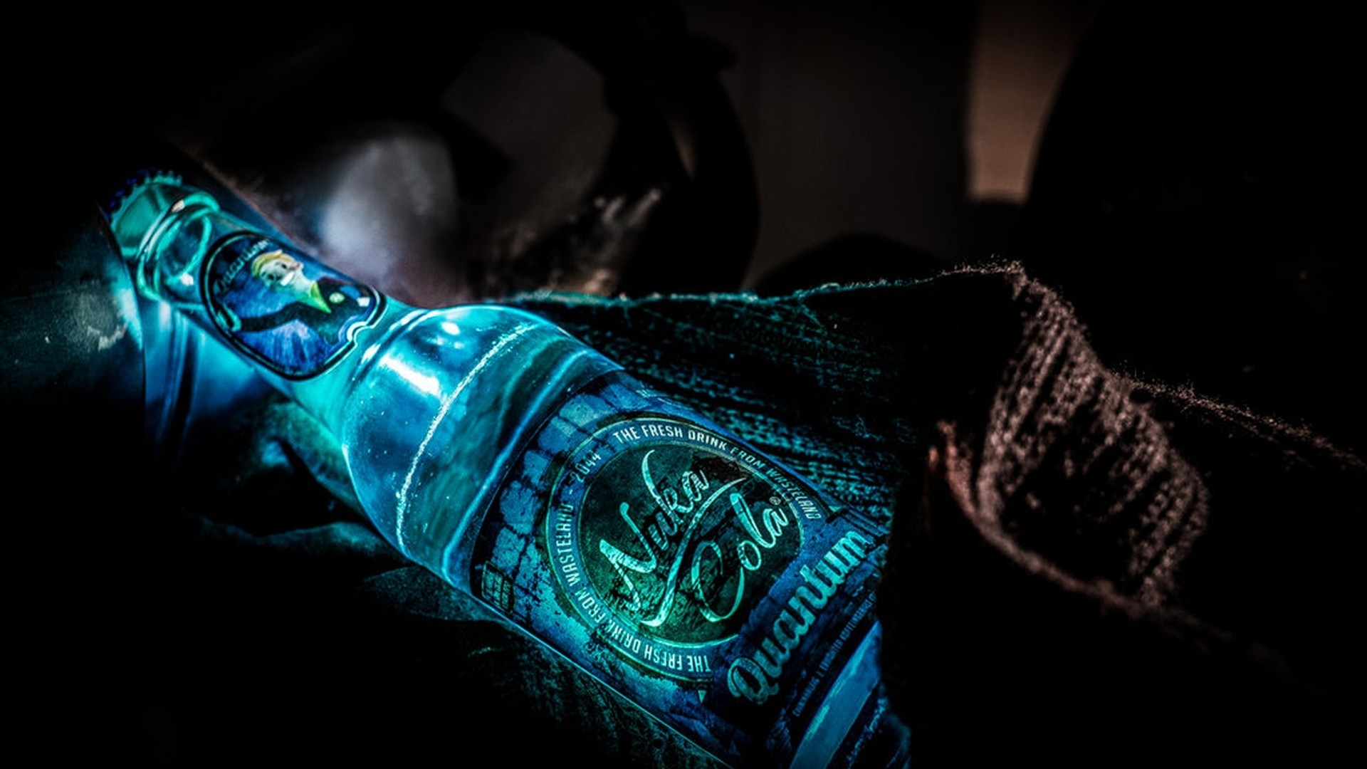 Nuka-Cola Quantum, Fallout 4, Bottiglia luminosa, Sfondo scuro, Full HD, wallpaper desktop