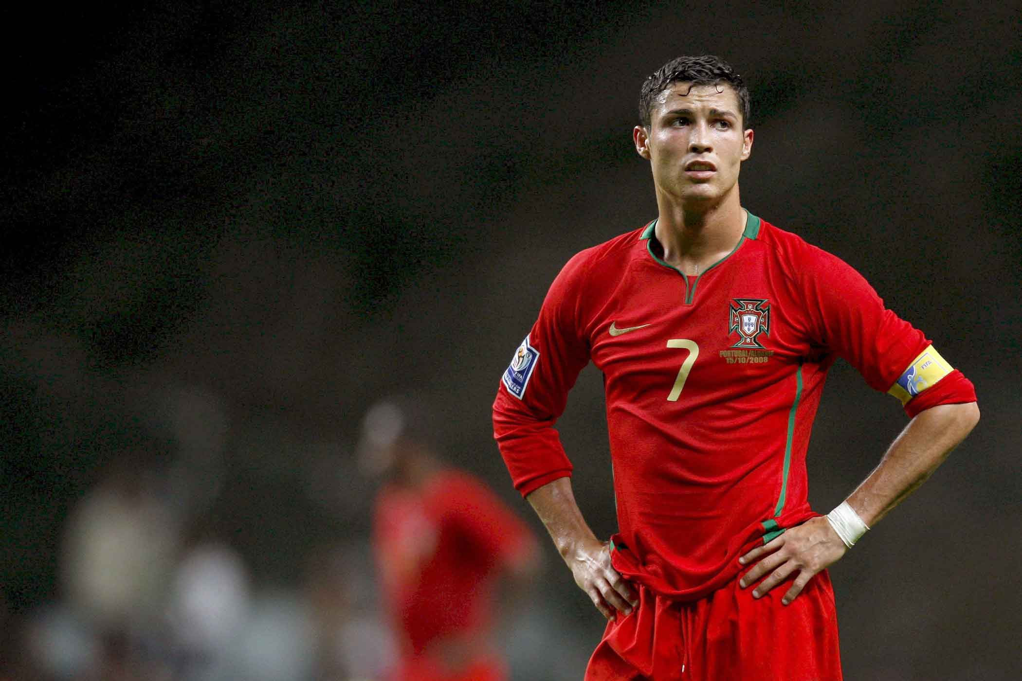 Cristiano Ronaldo, Portogallo, Maglia rossa, Mani sui fianchi, Full HD, sfondo per portatile